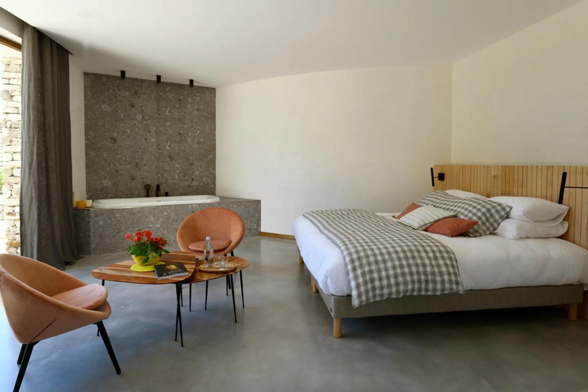 Photo of the whole room, Bed in A SPERANZA Suites avec piscine privative chauffée