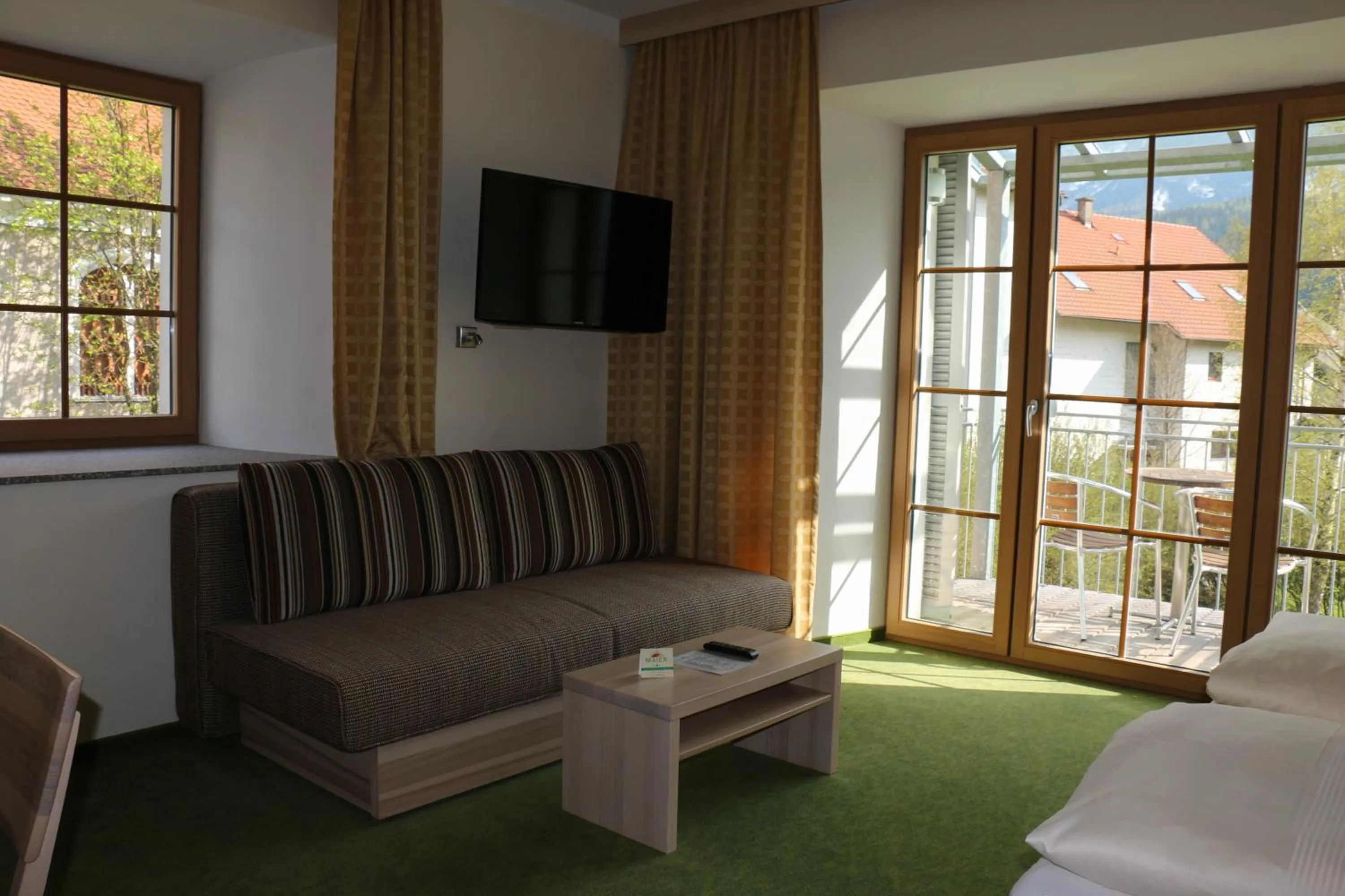 Living room, Bed in Familiengasthof Maier