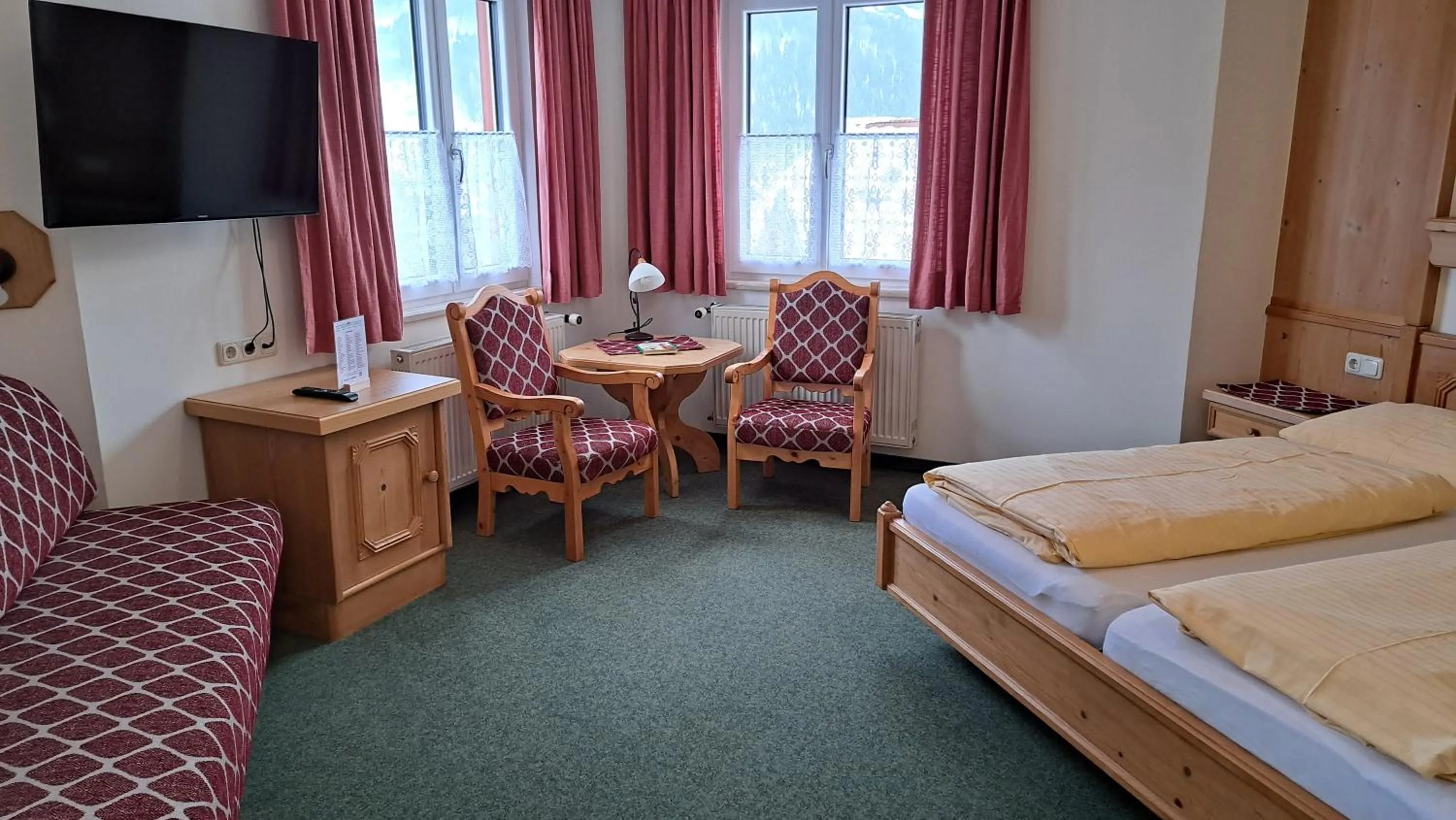 Photo of the whole room, Bed in Familiengasthof Maier