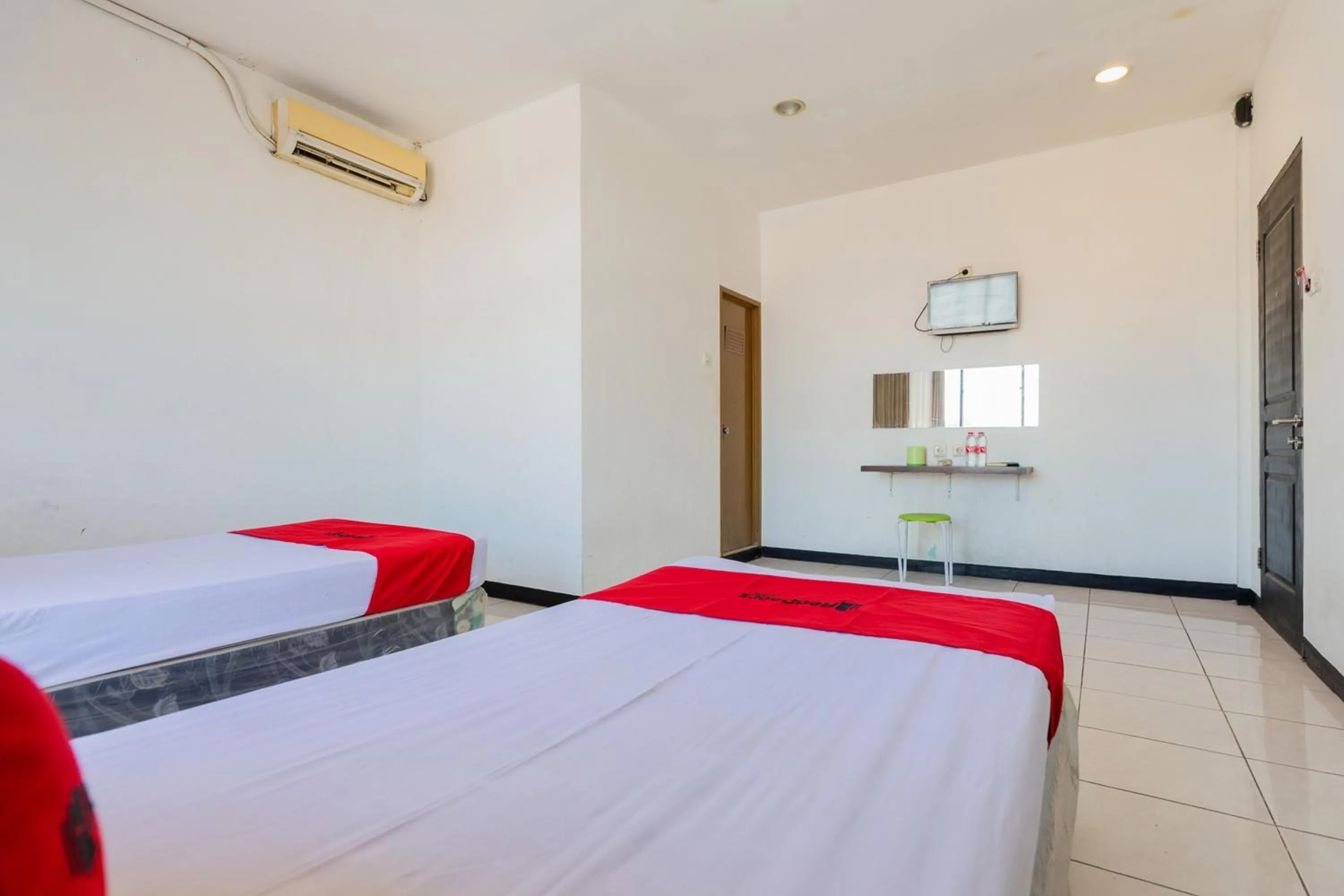 Bedroom, Bed in RedDoorz at Sparkling Hotel near Stasiun Gubeng Surabaya