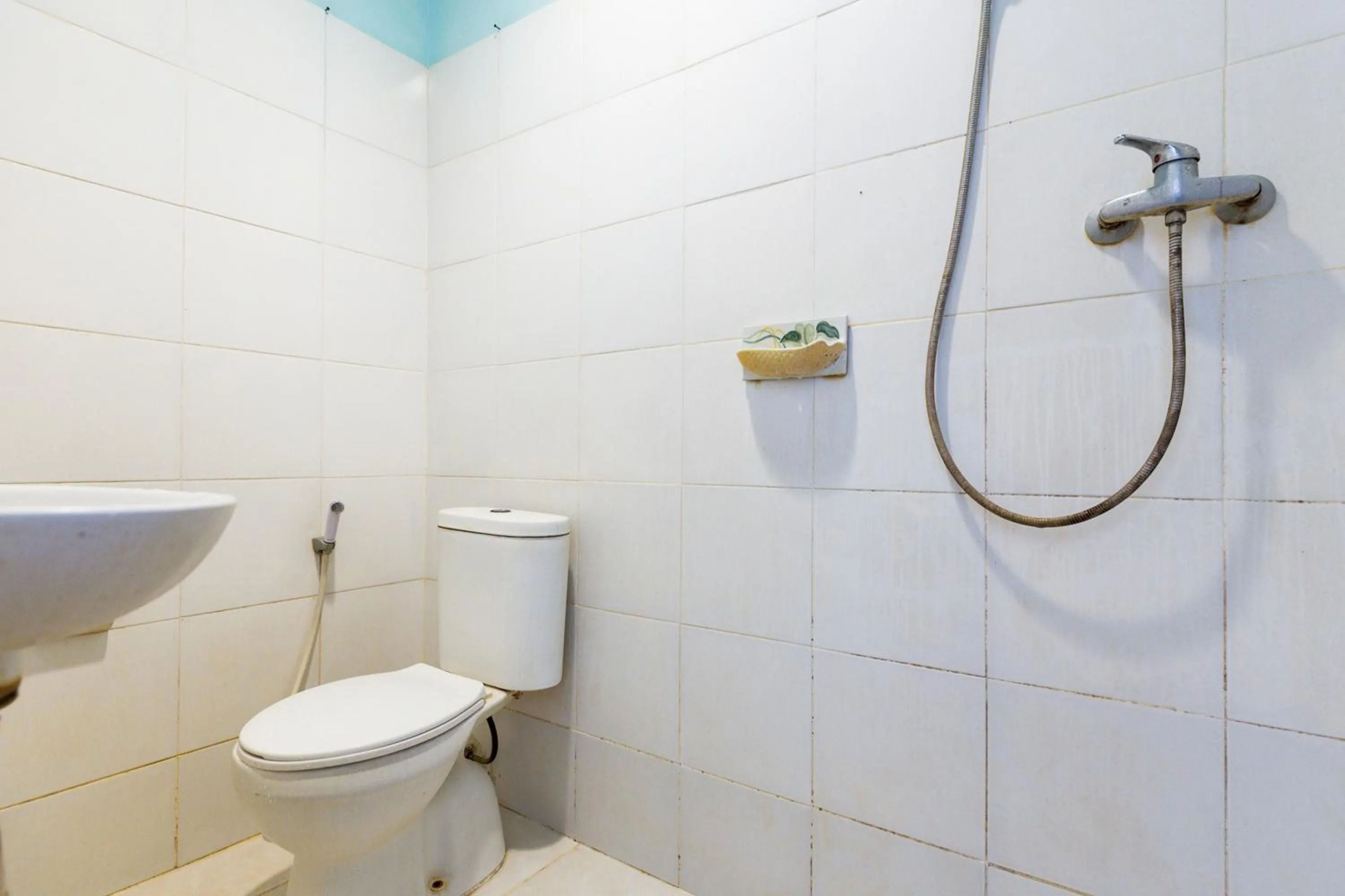 Bathroom in RedDoorz at Sparkling Hotel near Stasiun Gubeng Surabaya