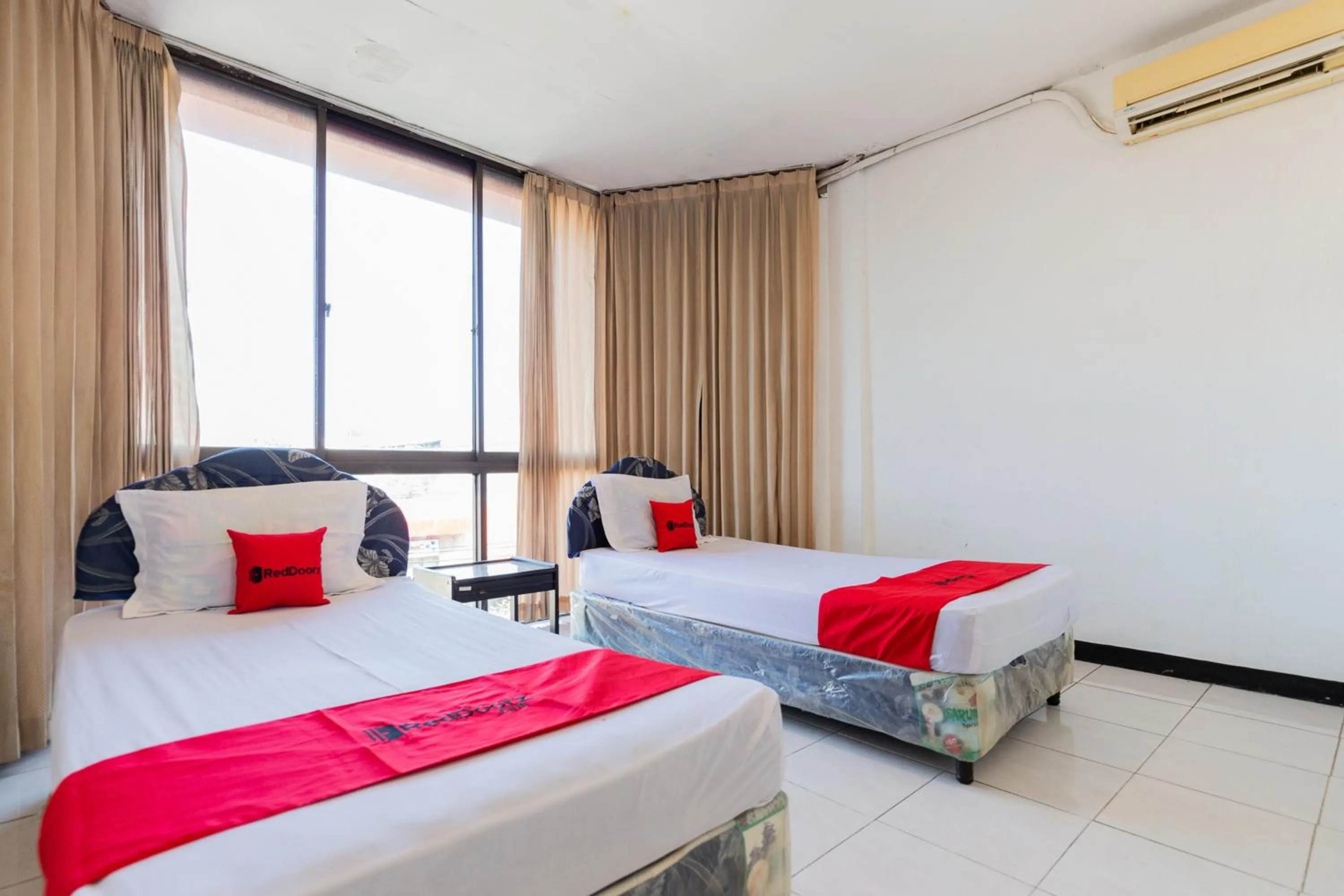 Bedroom, Bed in RedDoorz at Sparkling Hotel near Stasiun Gubeng Surabaya