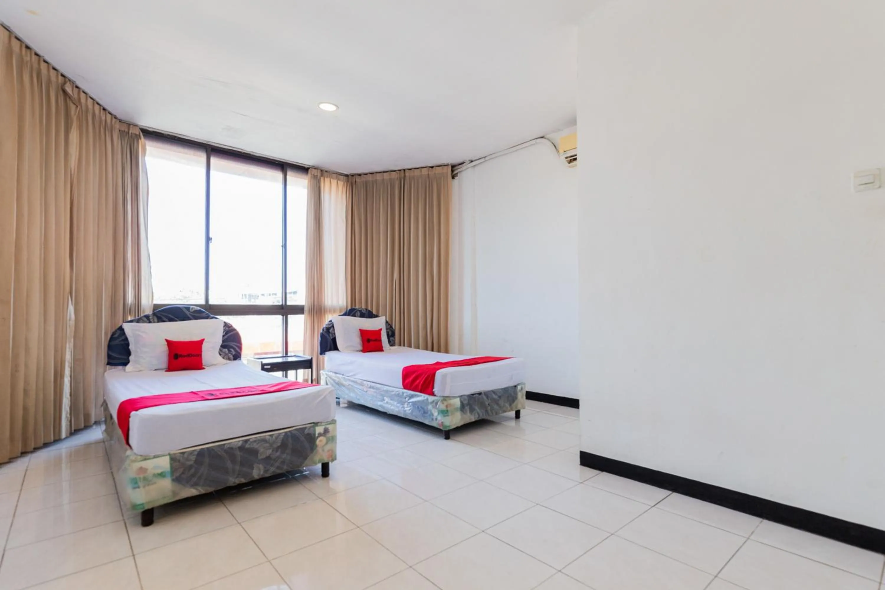 Bedroom, Bed in RedDoorz at Sparkling Hotel near Stasiun Gubeng Surabaya