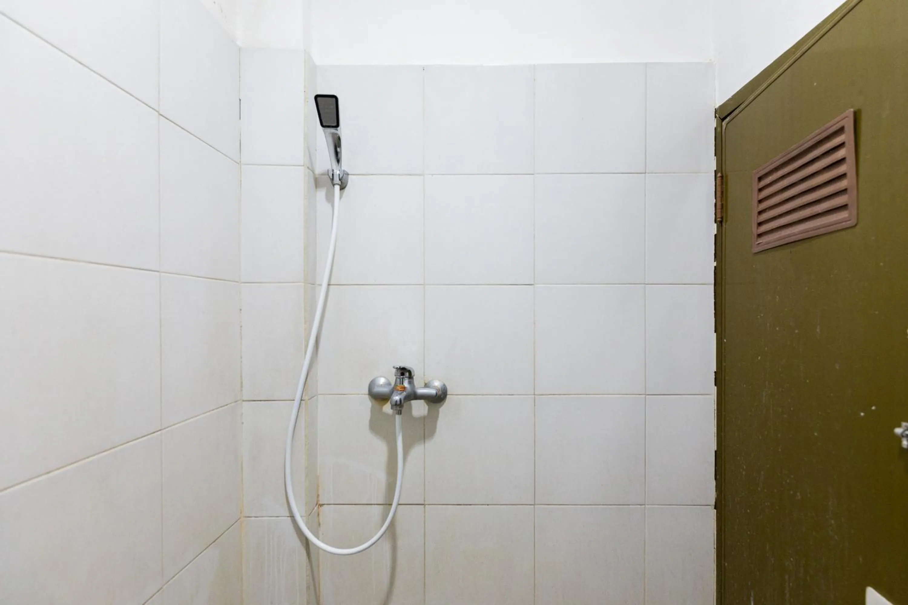 Bathroom in RedDoorz at Sparkling Hotel near Stasiun Gubeng Surabaya