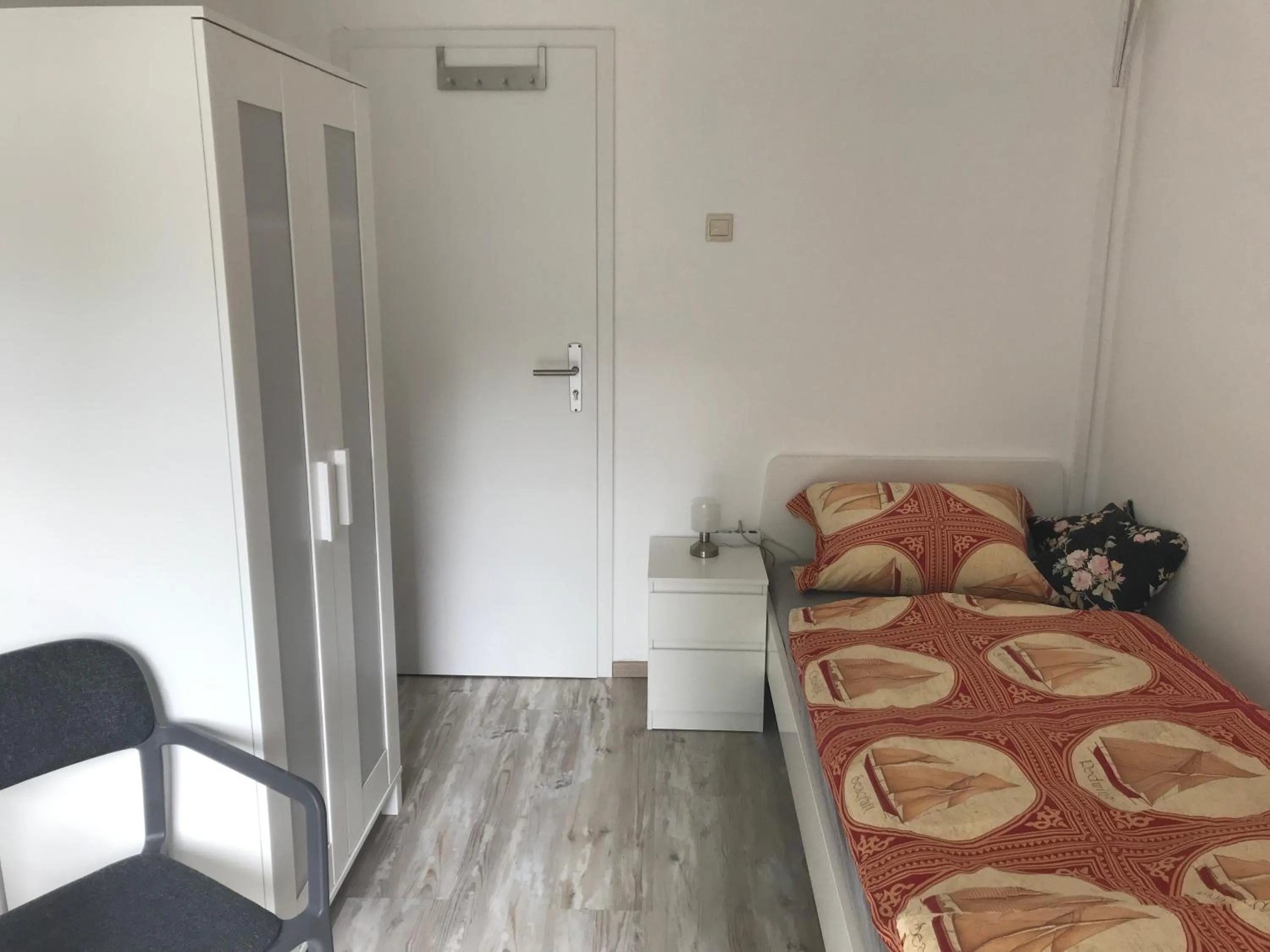 Bed in Haus im Grünen