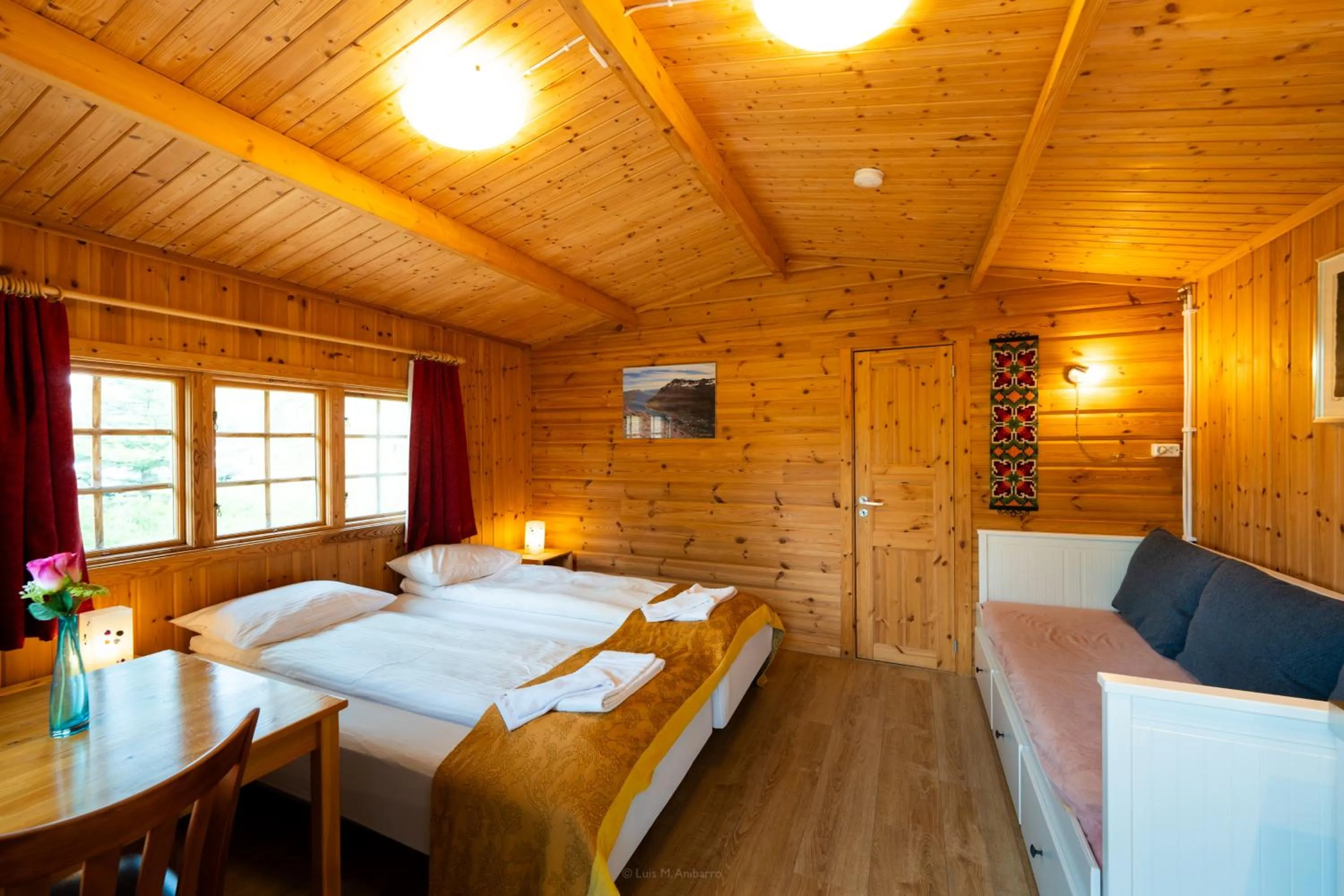 Living room, Bed in Hótel Eyvindará