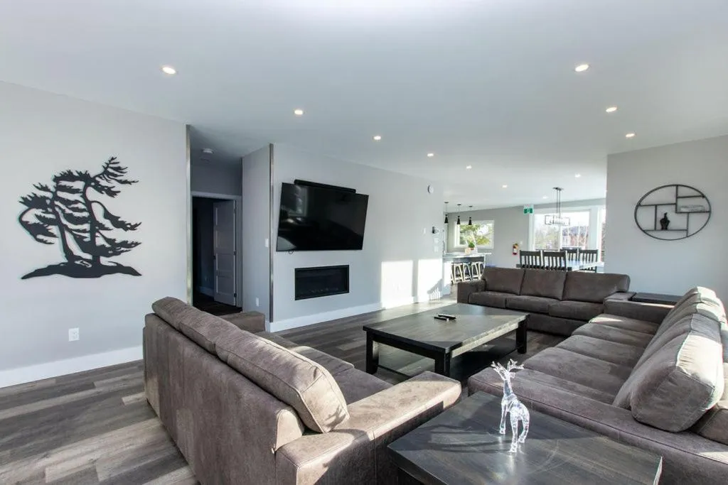 Communal lounge/ TV room in 107 Birchview Trail