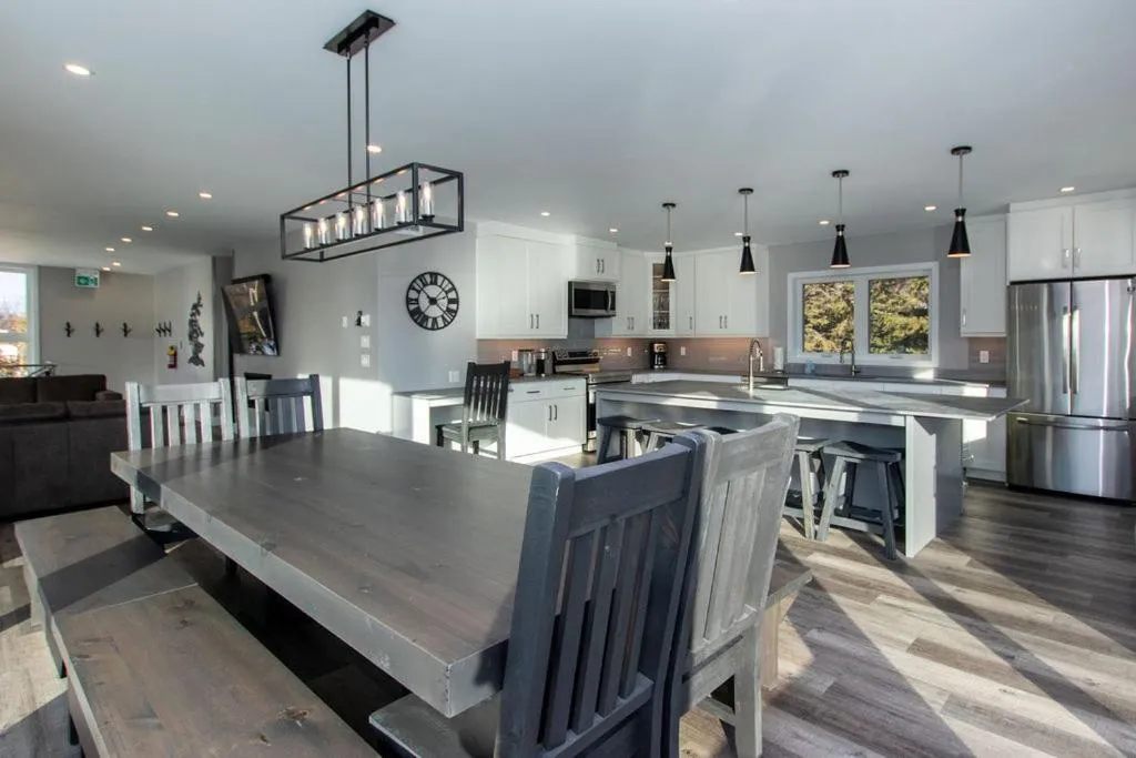 Kitchen or kitchenette in 107 Birchview Trail