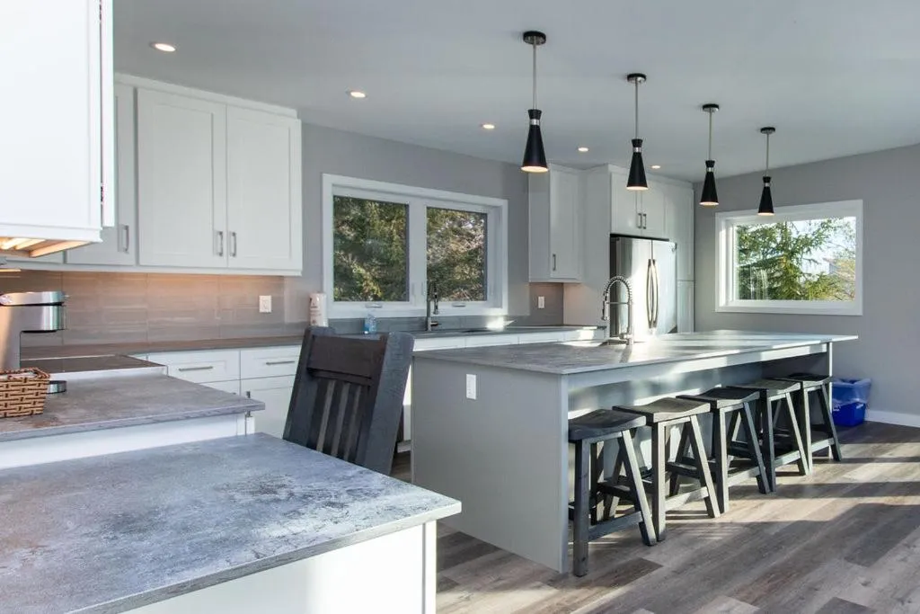 Kitchen or kitchenette in 107 Birchview Trail