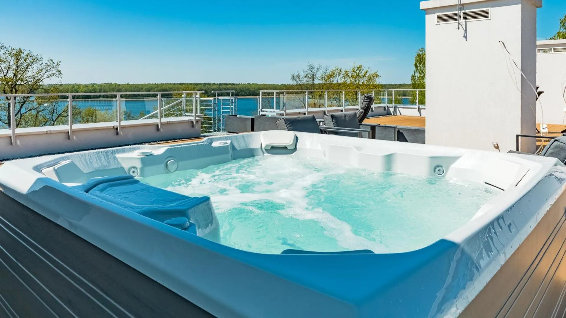 Hot Tub in Apartamenty Stranda Residence nad jeziorem Mazury Holiday