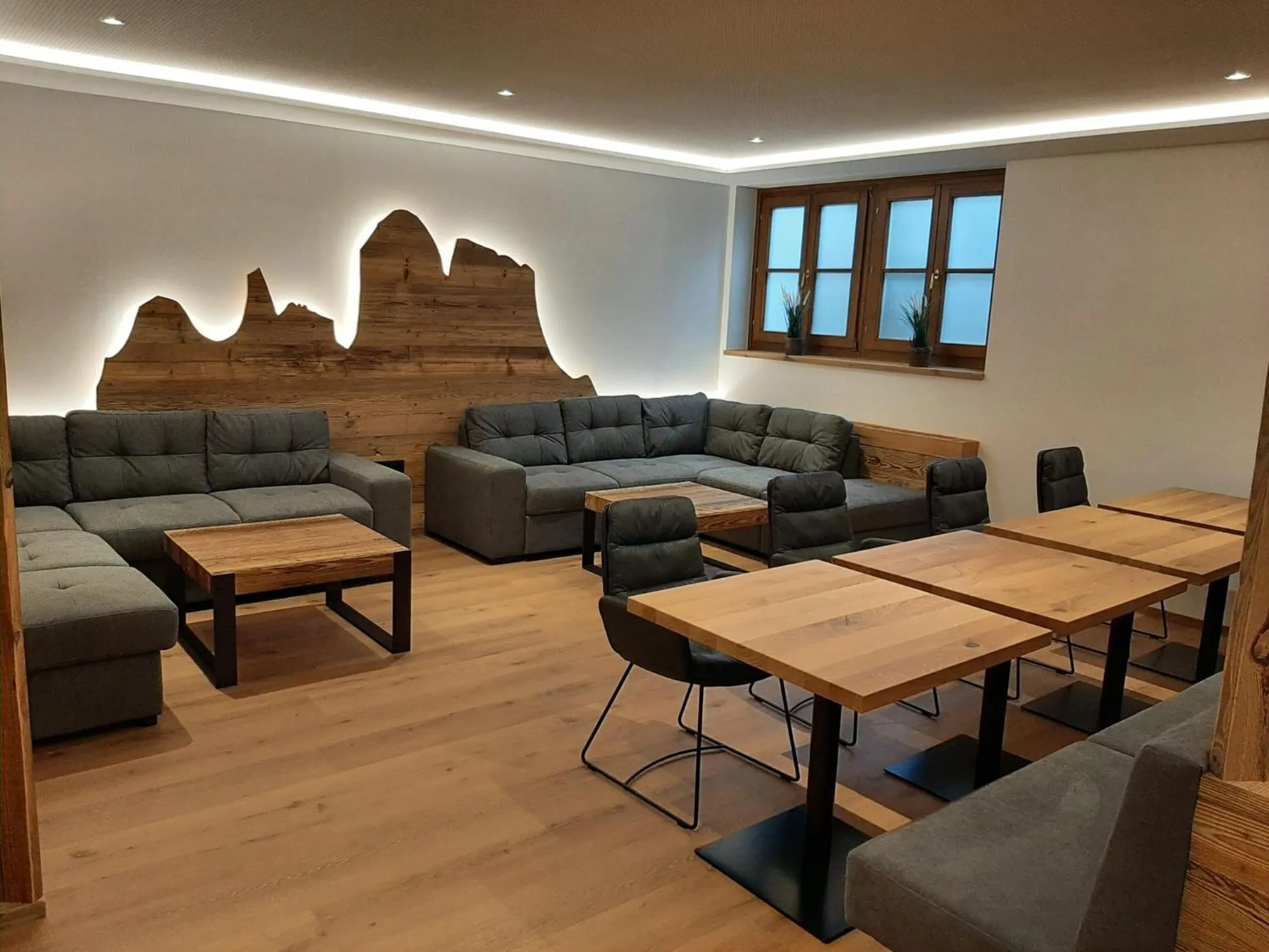 Communal lounge/ TV room in Sporthotel Dachstein West