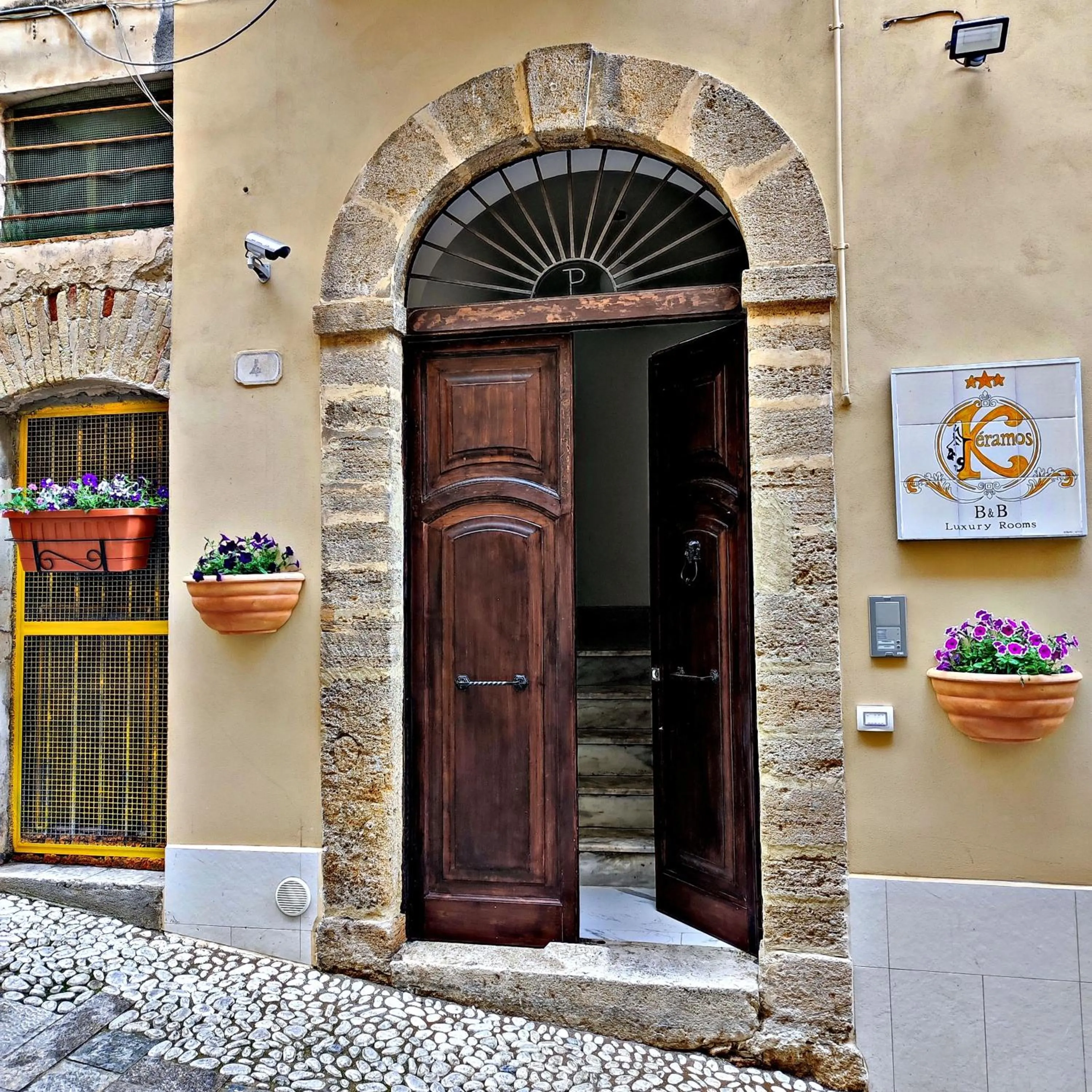 Facade/entrance in Kèramos Luxury Rooms