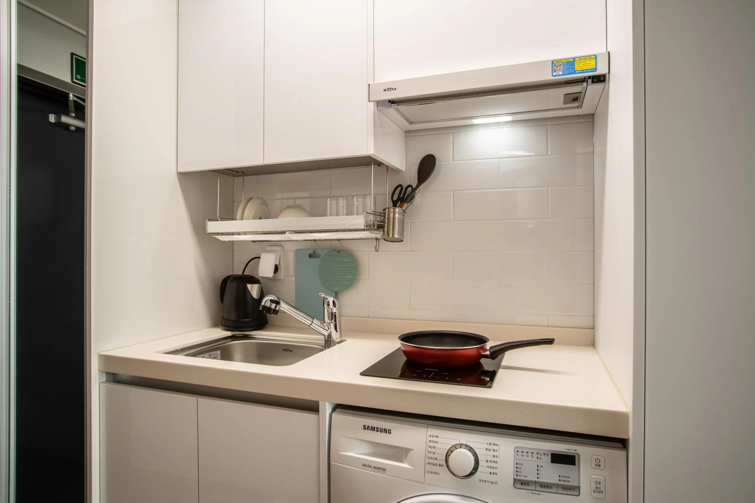 Kitchen or kitchenette in Jeju Central Park Residence
