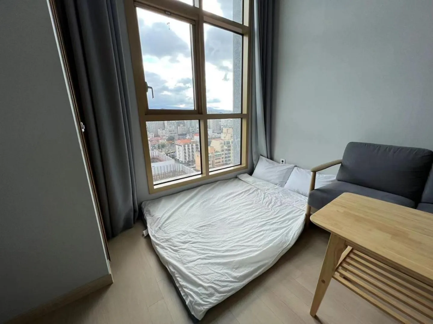 Living room, Bed in Jeju Central Park Residence