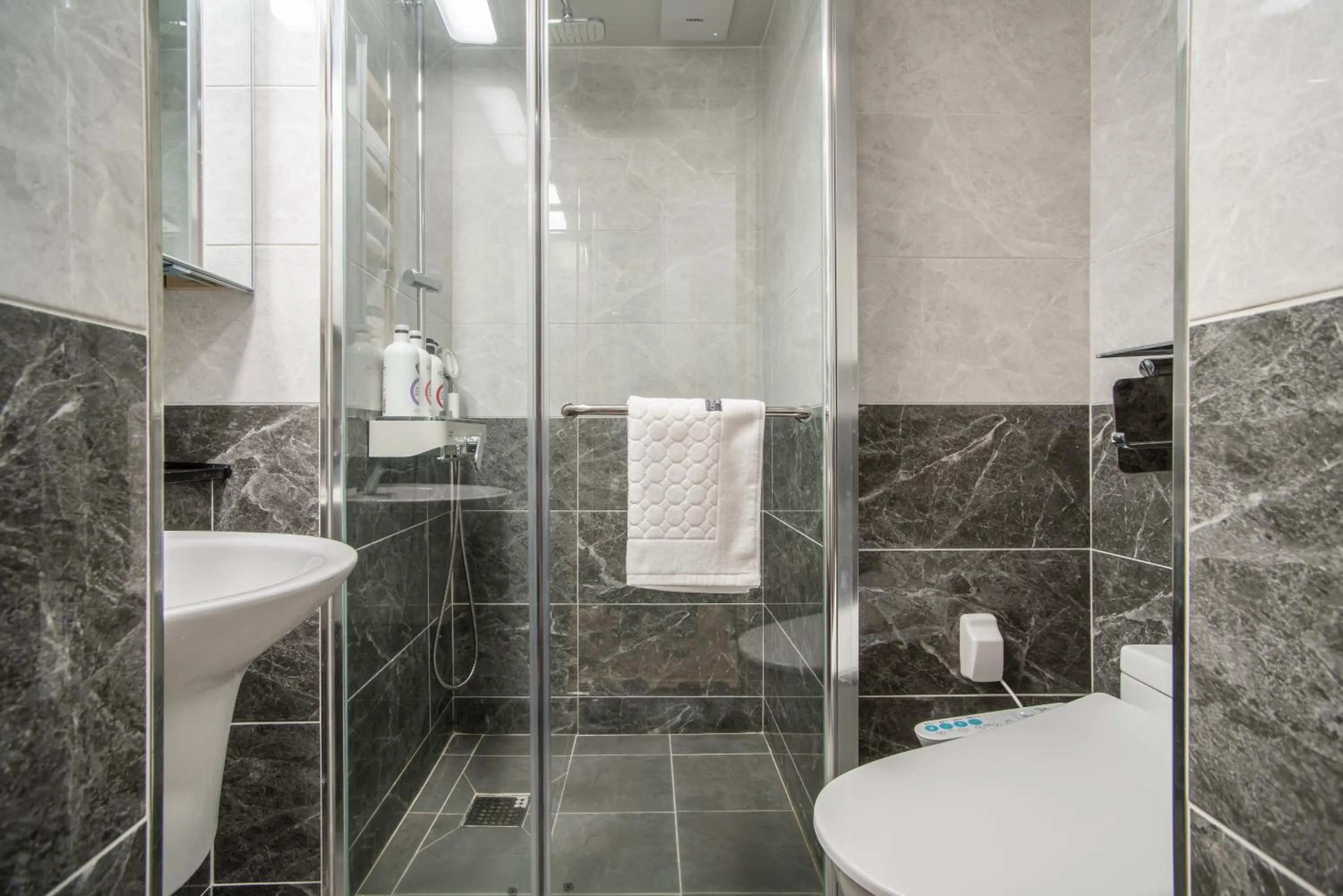 Shower in Jeju Central Park Residence