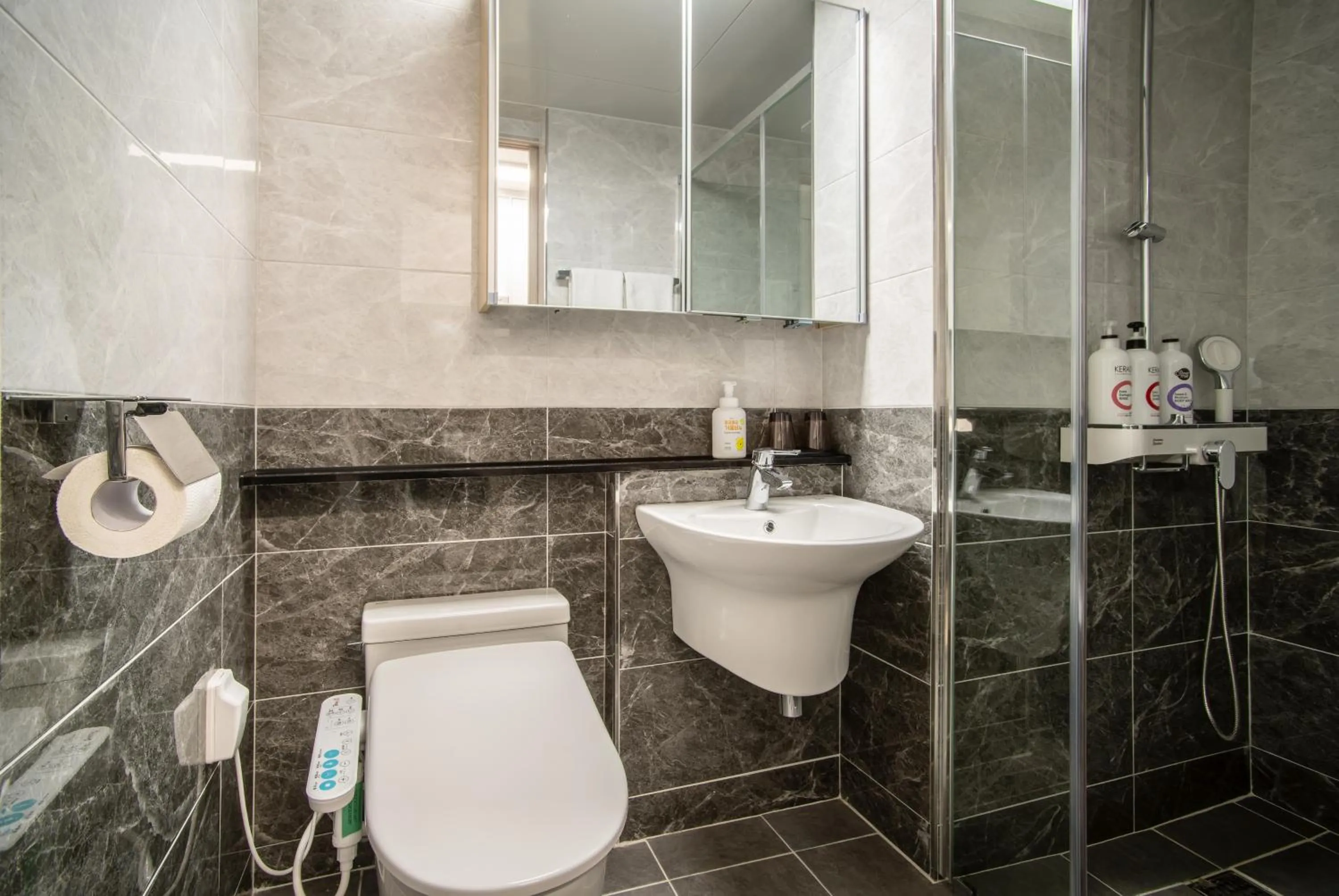 Shower in Jeju Central Park Residence