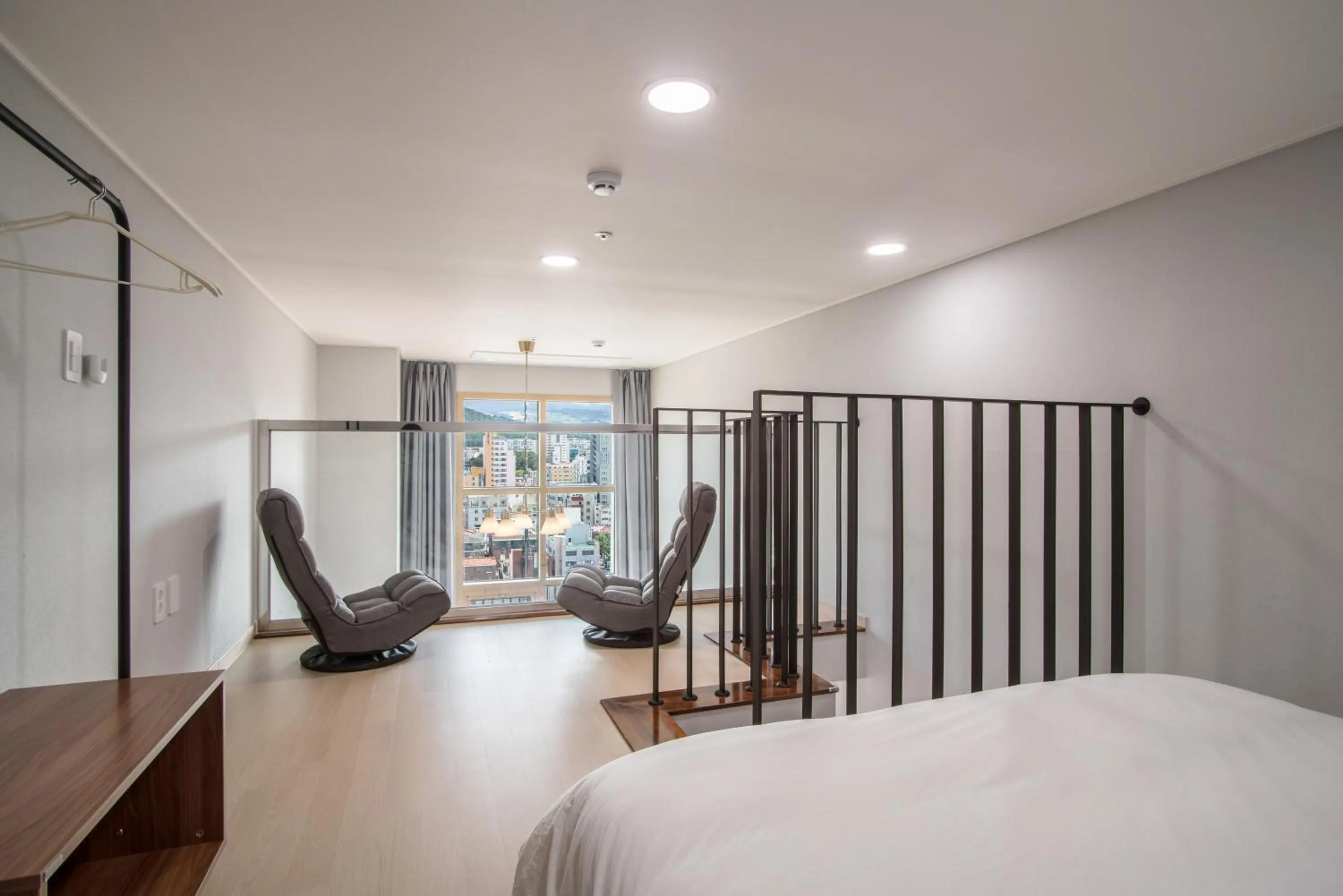 Photo of the whole room, Bed in Jeju Central Park Residence