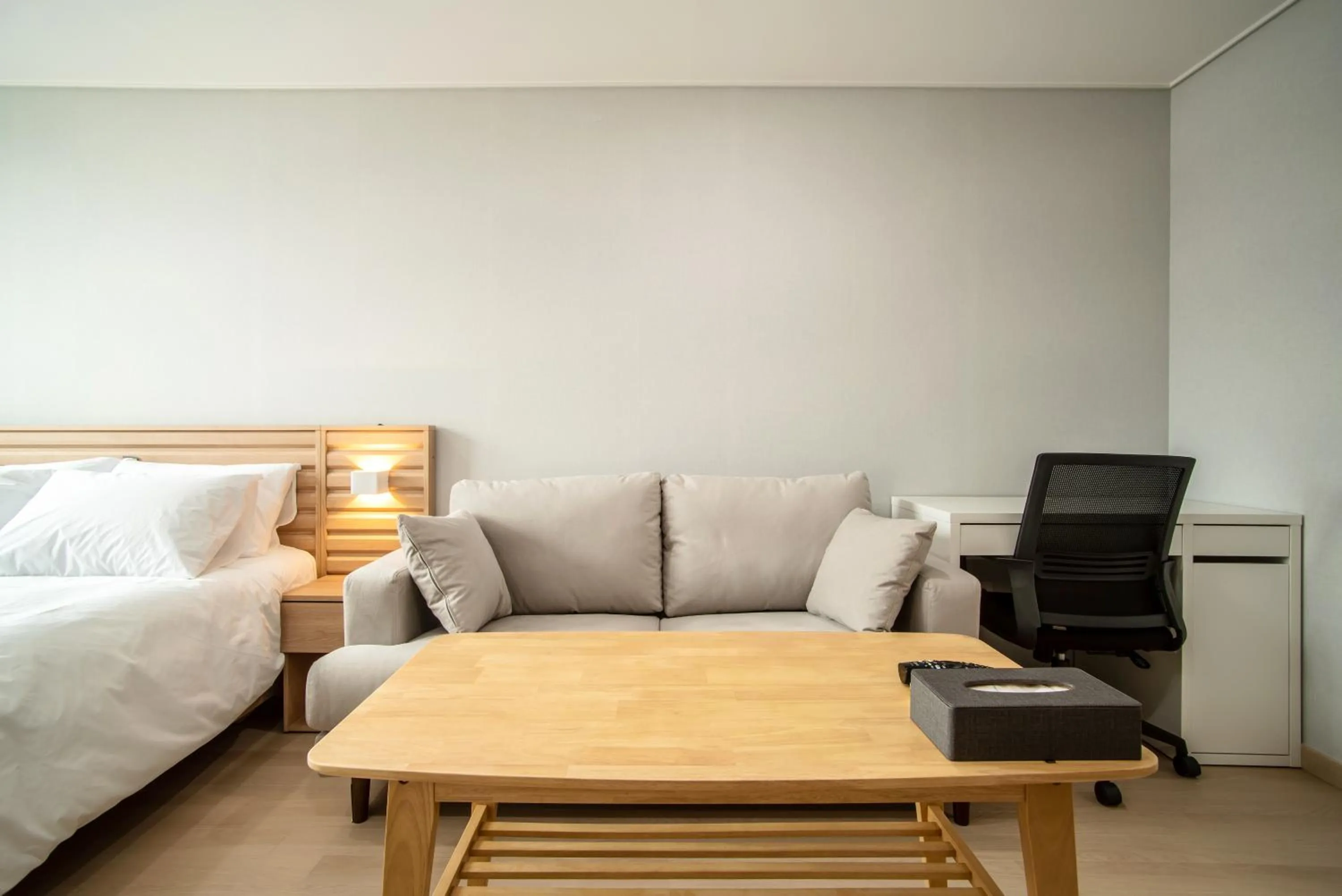 Seating area, Bed in Jeju Central Park Residence