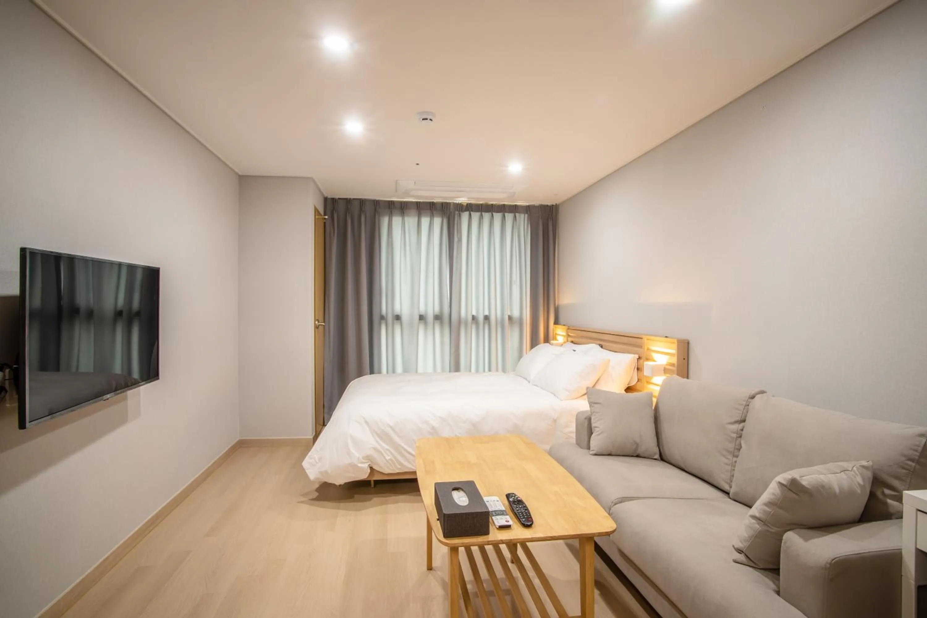Photo of the whole room, Bed in Jeju Central Park Residence
