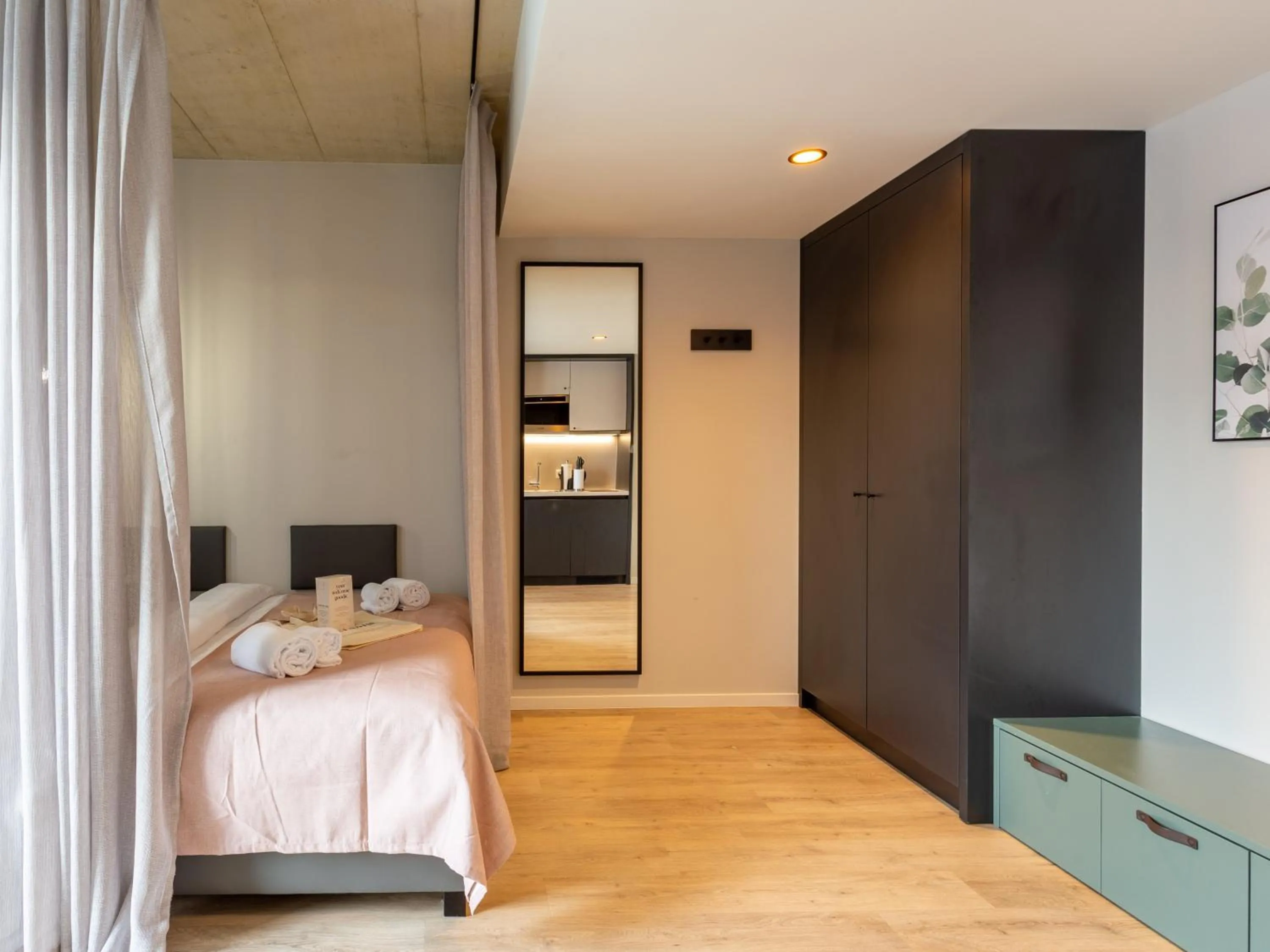 Kitchen or kitchenette, Bed in Limehome Düsseldorf Stresemannstraße - Digital Access