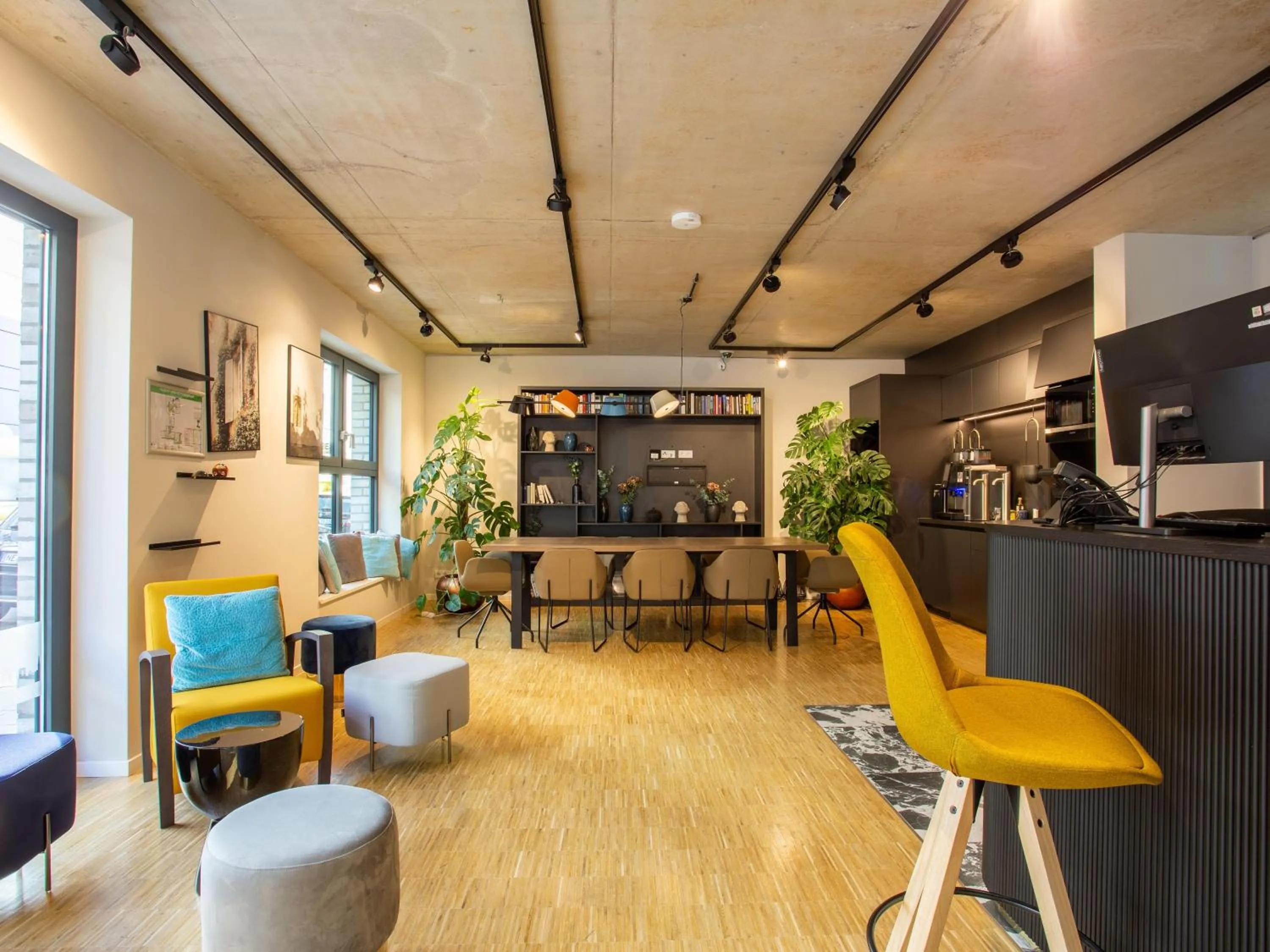 Communal lounge/ TV room in Limehome Düsseldorf Stresemannstraße - Digital Access