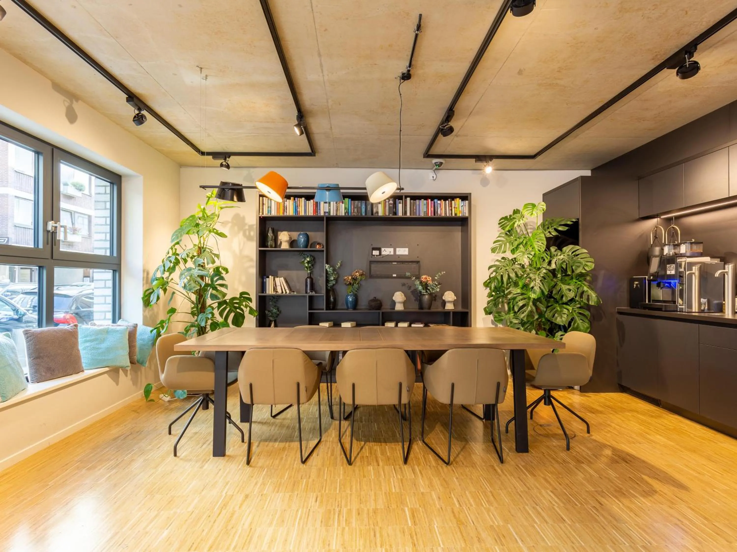 Communal lounge/ TV room in Limehome Düsseldorf Stresemannstraße - Digital Access