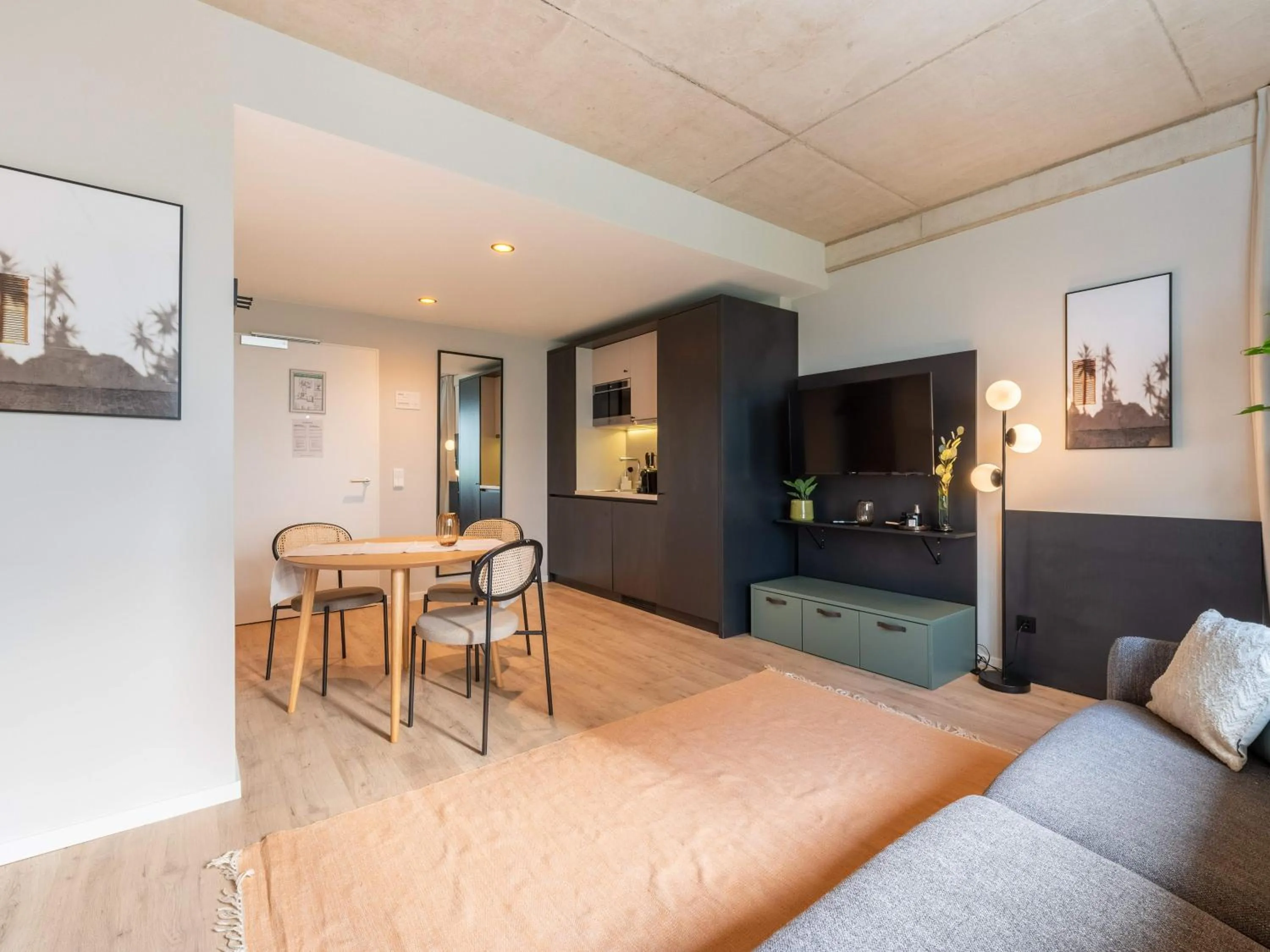 Kitchen or kitchenette in Limehome Düsseldorf Stresemannstraße - Digital Access