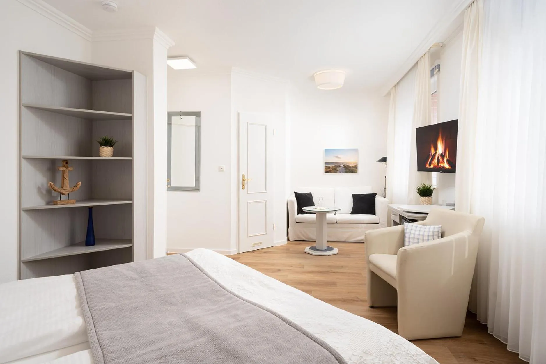 Communal lounge/ TV room, Bed in Hotel Haus am Park