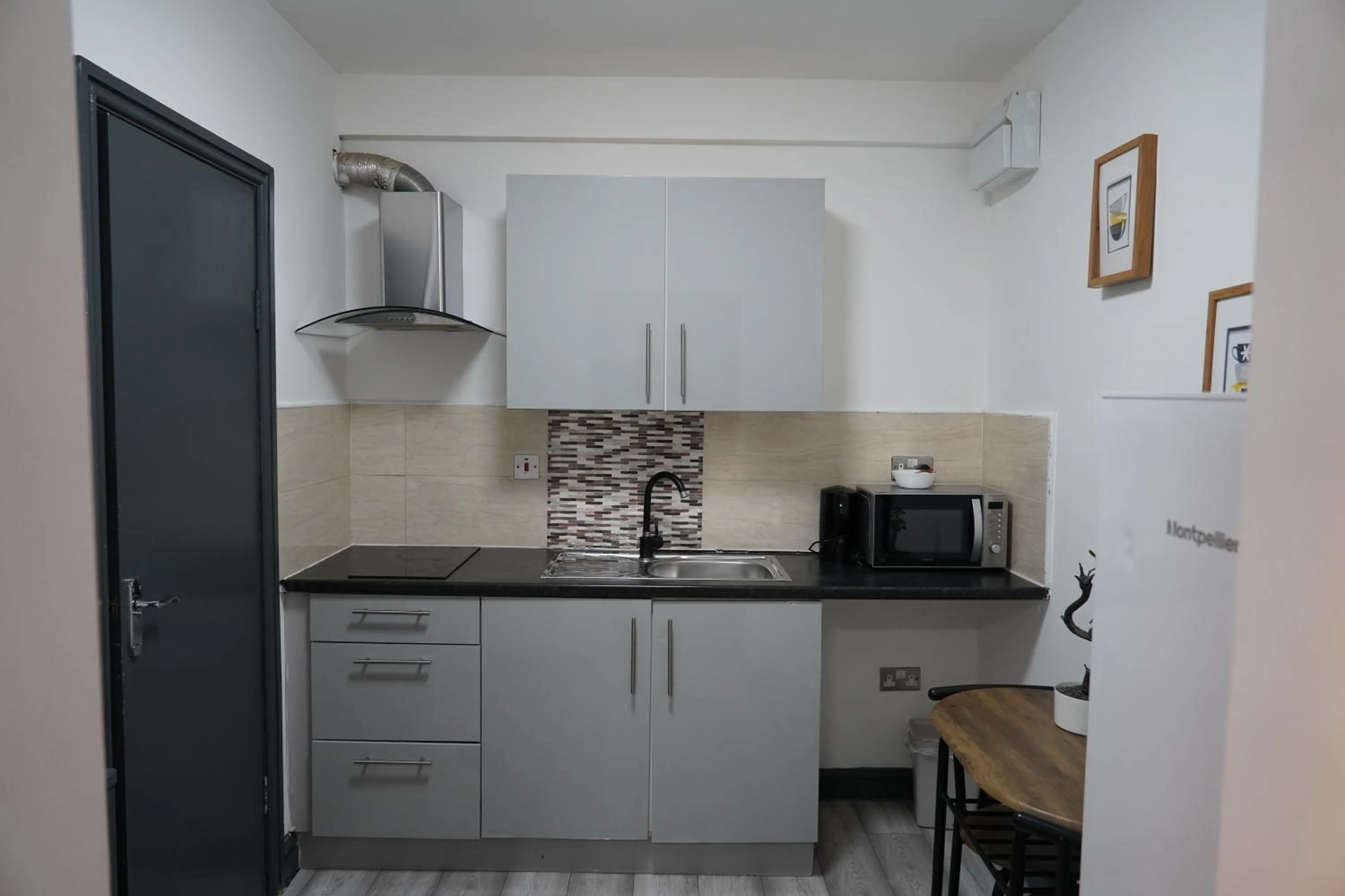 Kitchen or kitchenette in Hills View Apartments