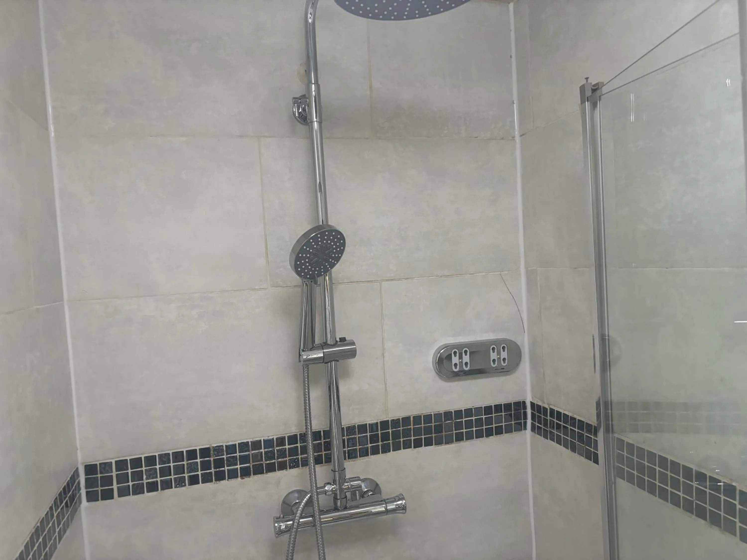 Shower in Hills View Apartments