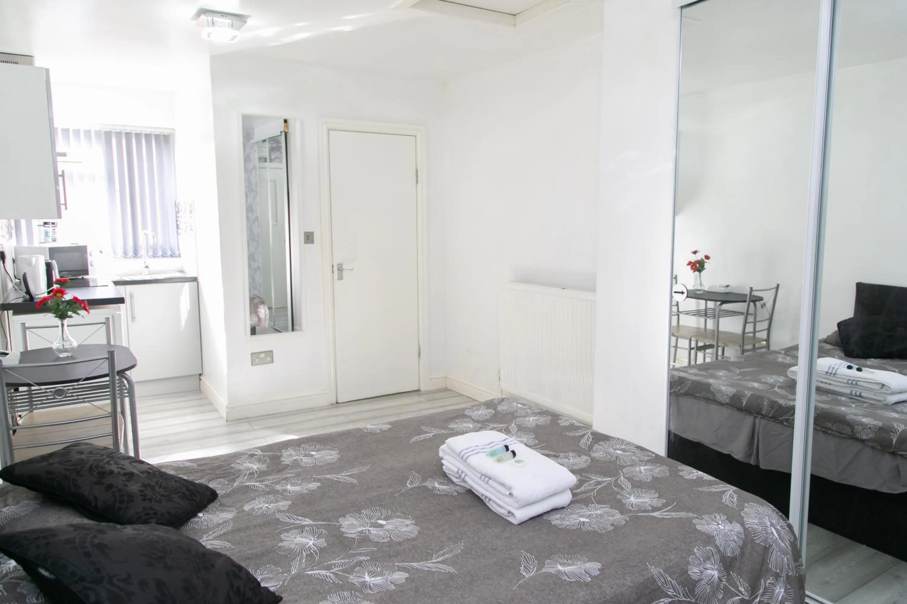 Bedroom, Bed in Hills View Apartments