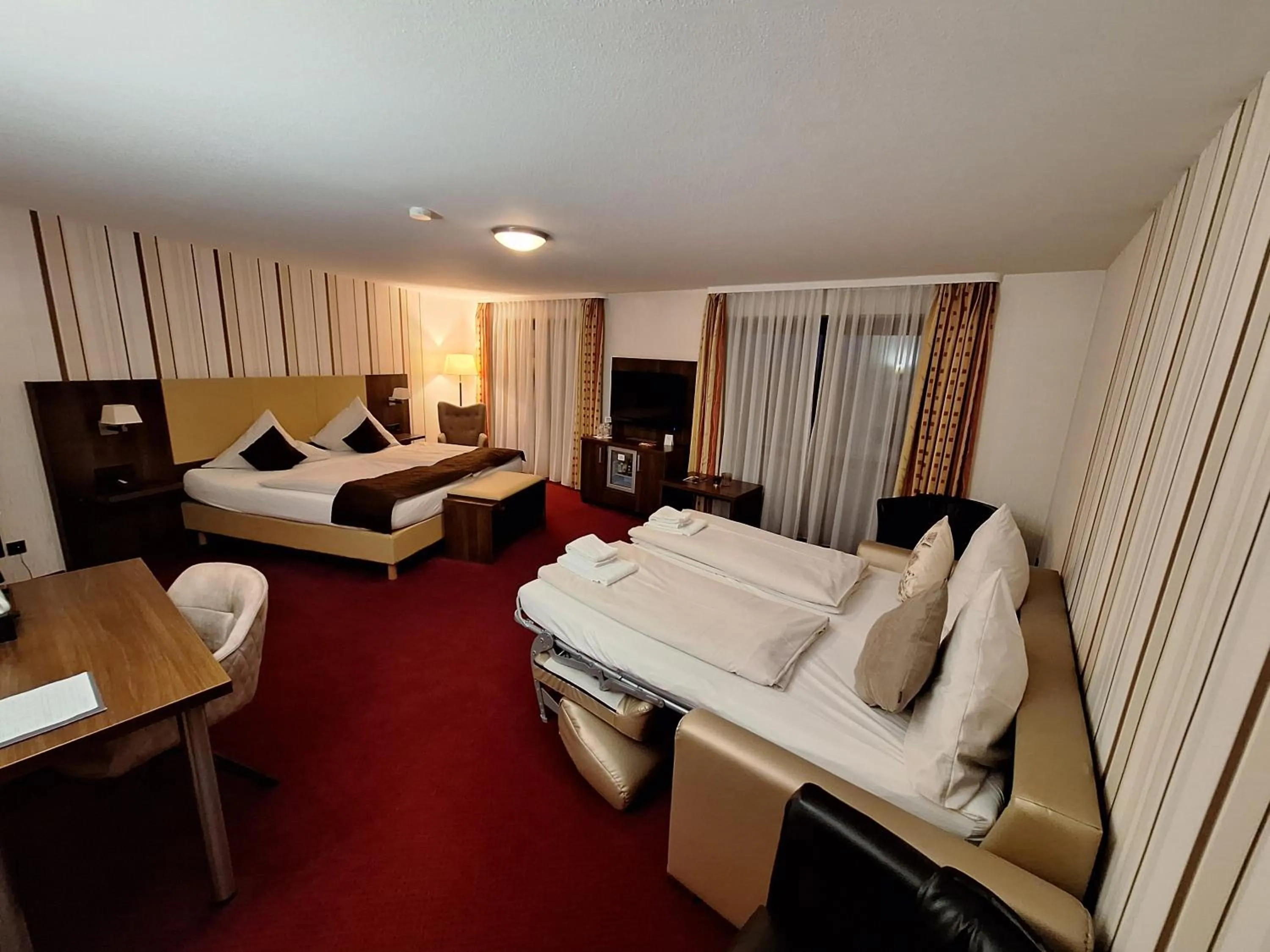 Photo of the whole room, Bed in Lobinger-Parkhotel