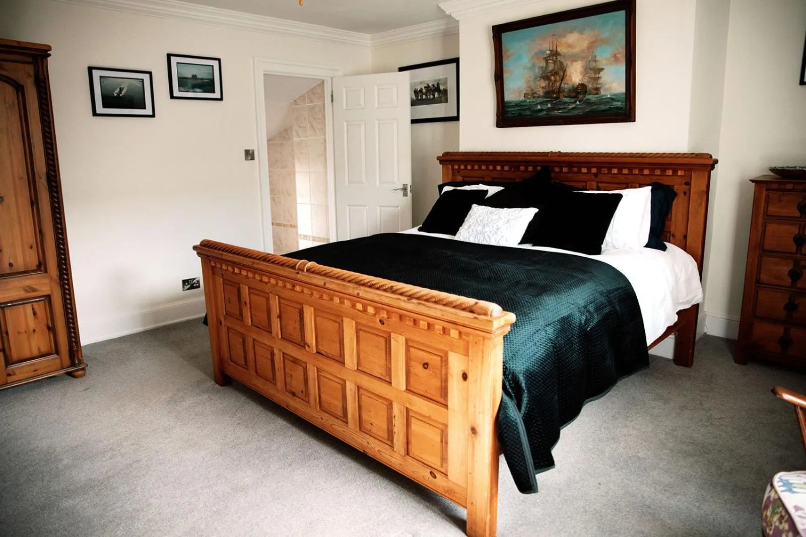 Photo of the whole room, Bed in Slate Hall