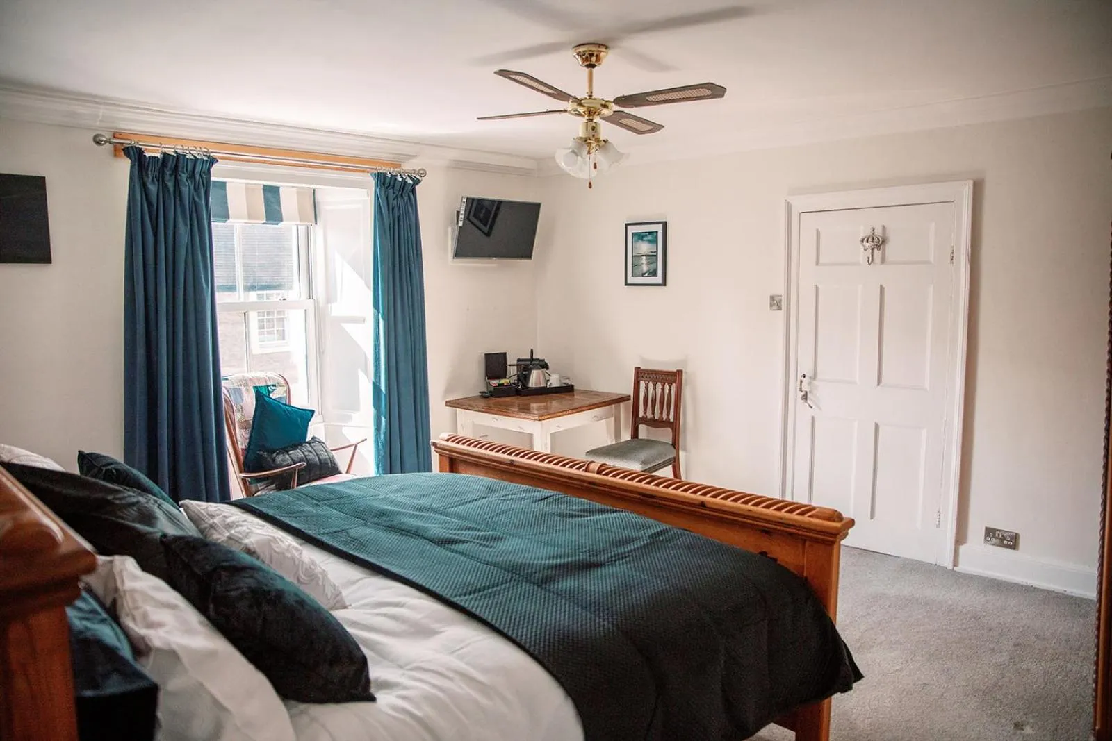 Photo of the whole room, Bed in Slate Hall