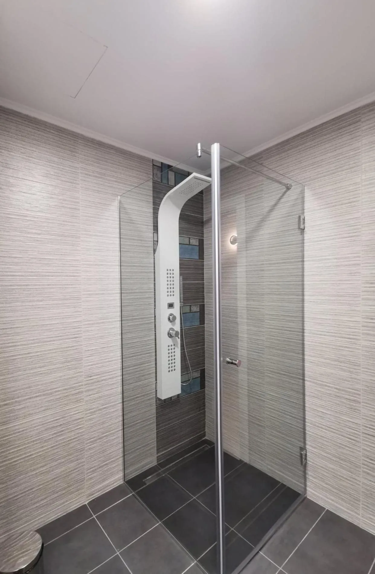 Shower in Hotel Javu