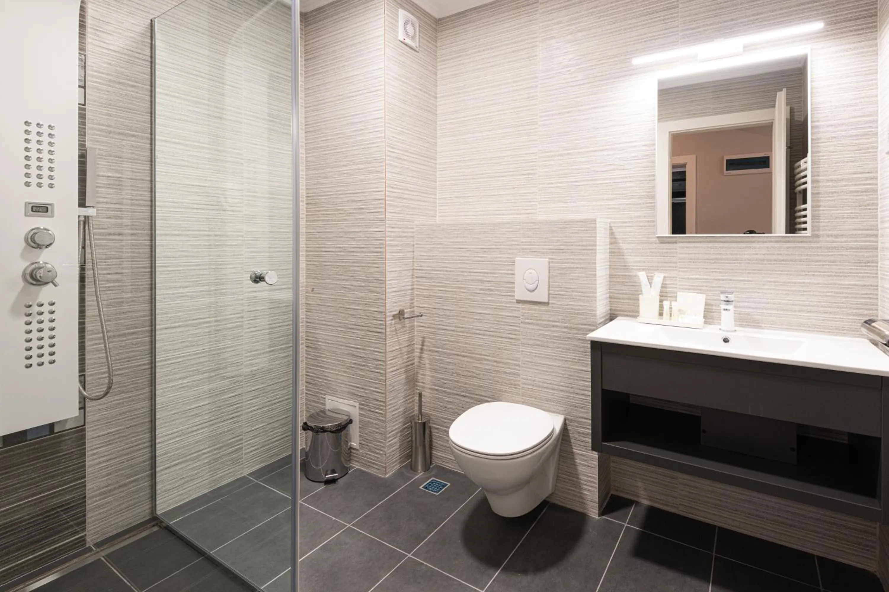 Shower in Hotel Javu