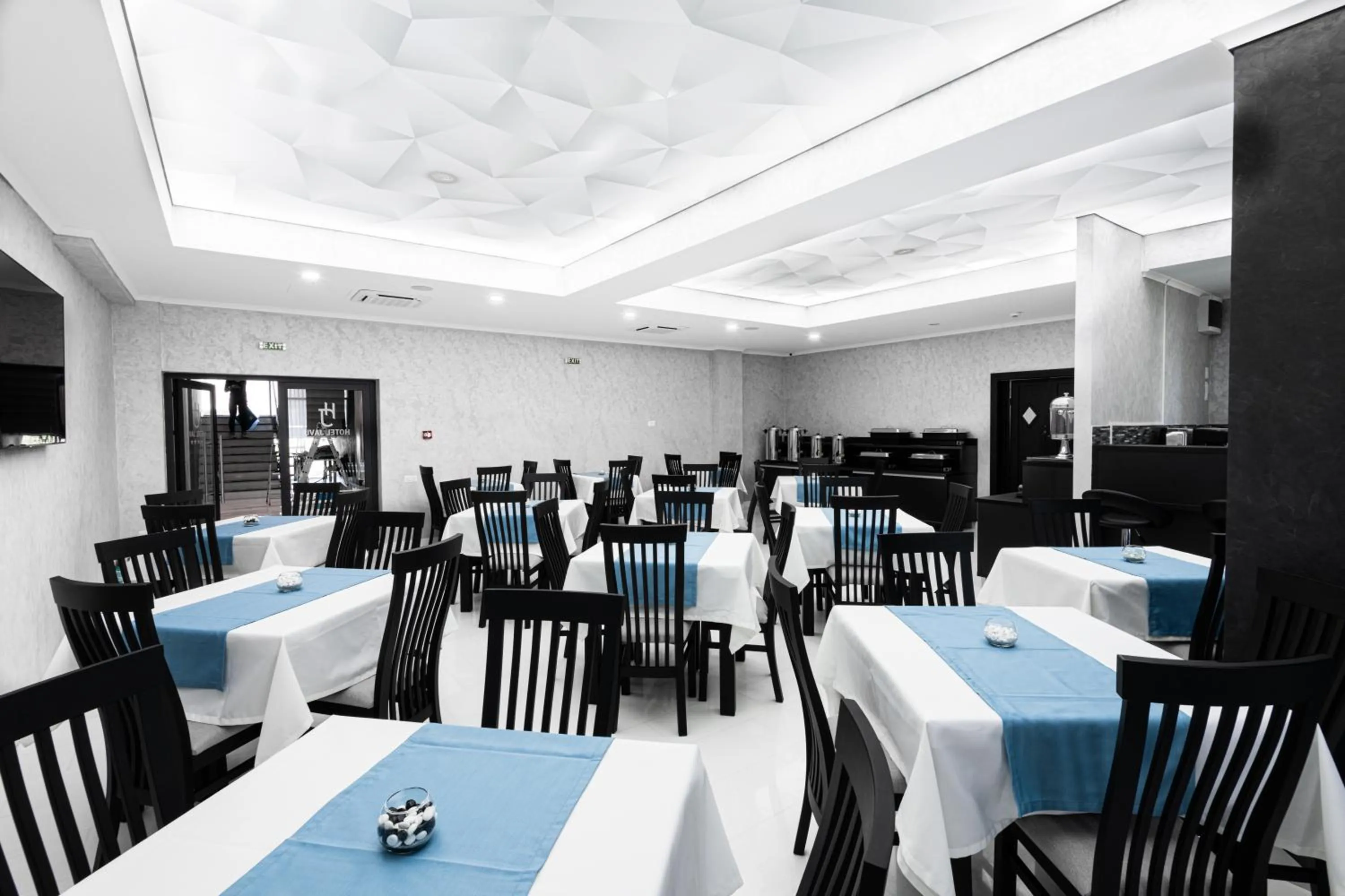 Restaurant/places to eat in Hotel Javu