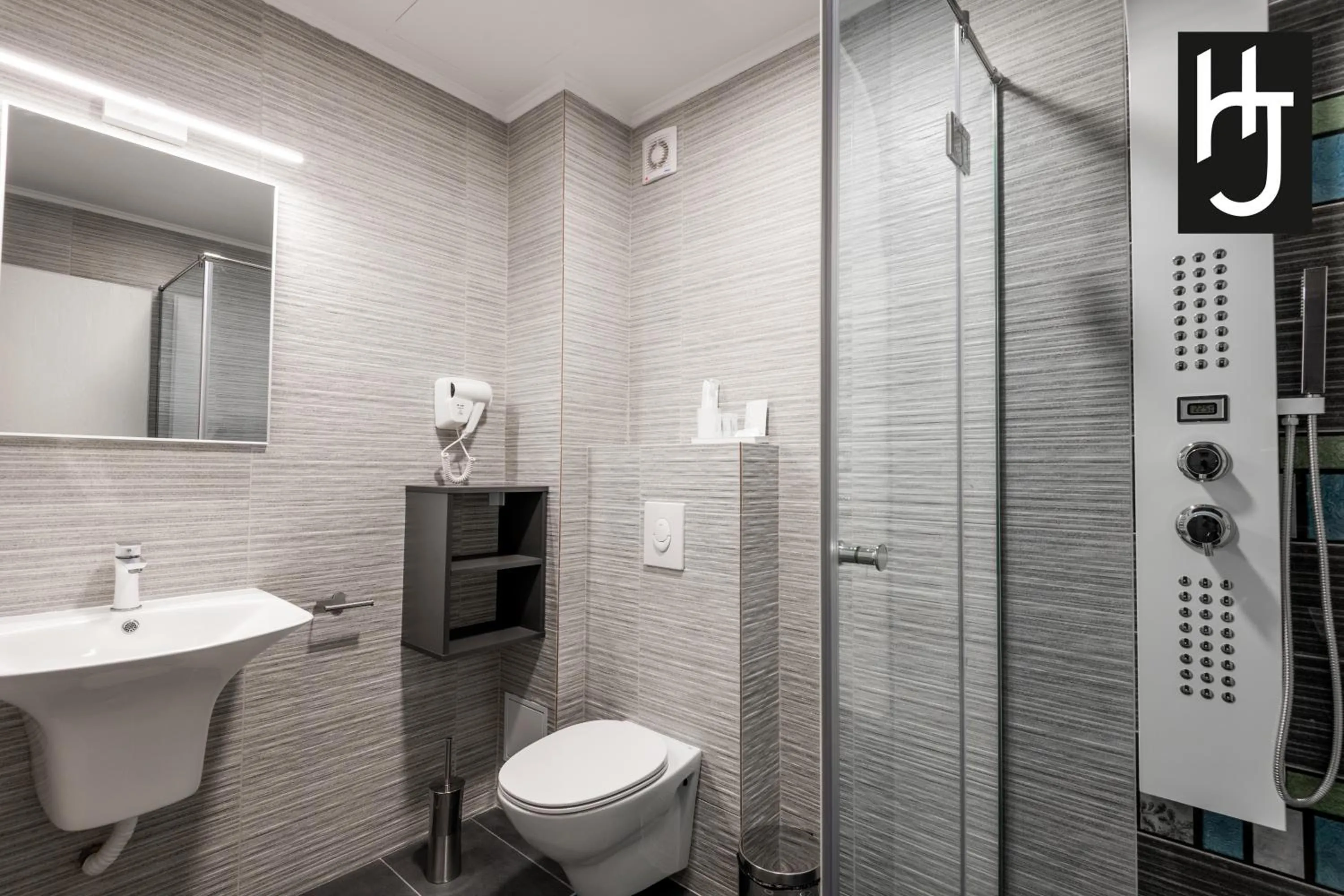 Shower in Hotel Javu