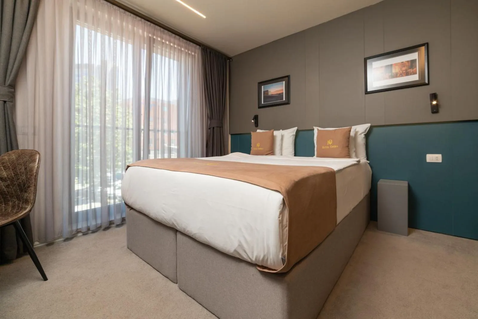 View (from property/room), Bed in Hotel Opera