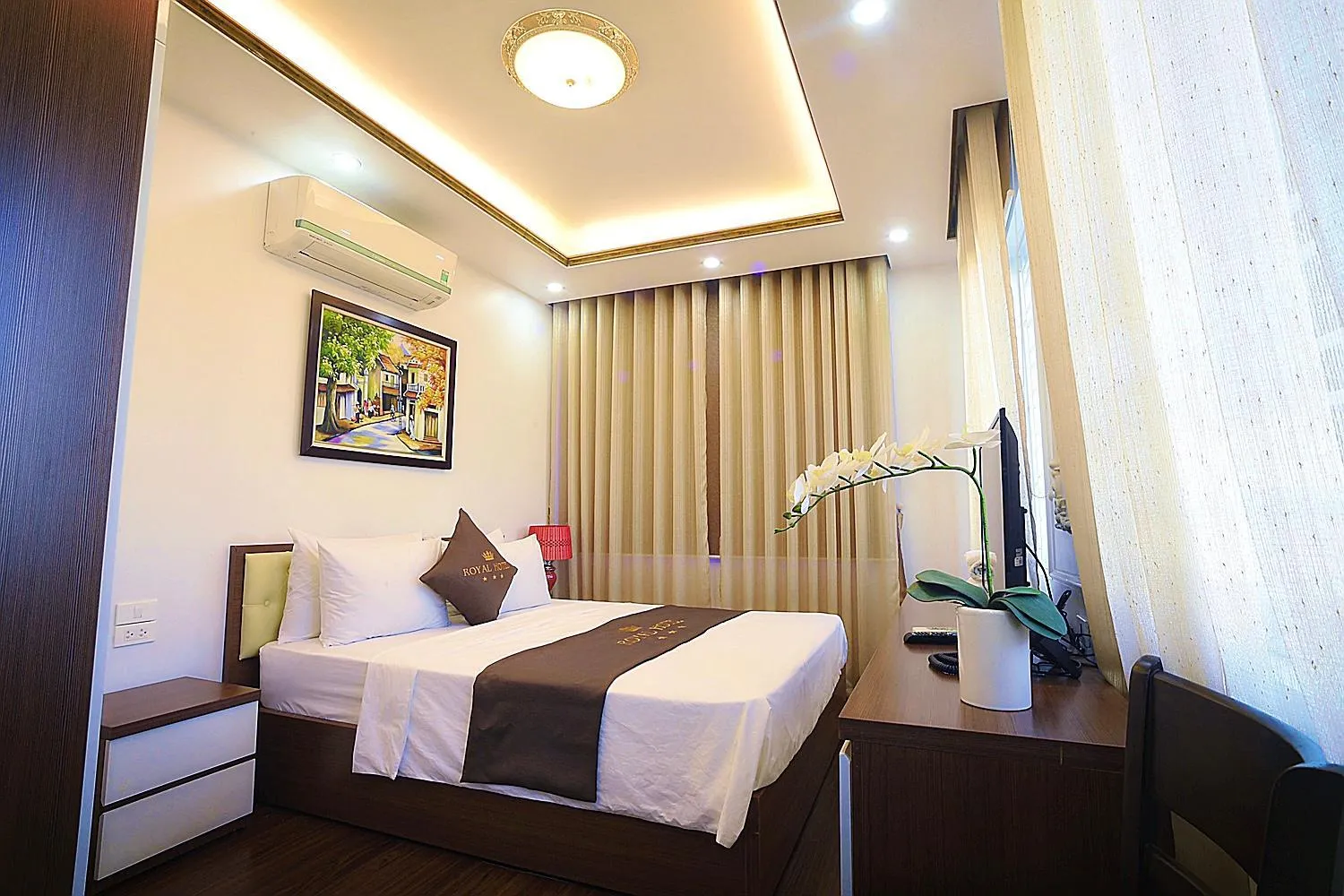 Bedroom, Bed in Hotel Royal II