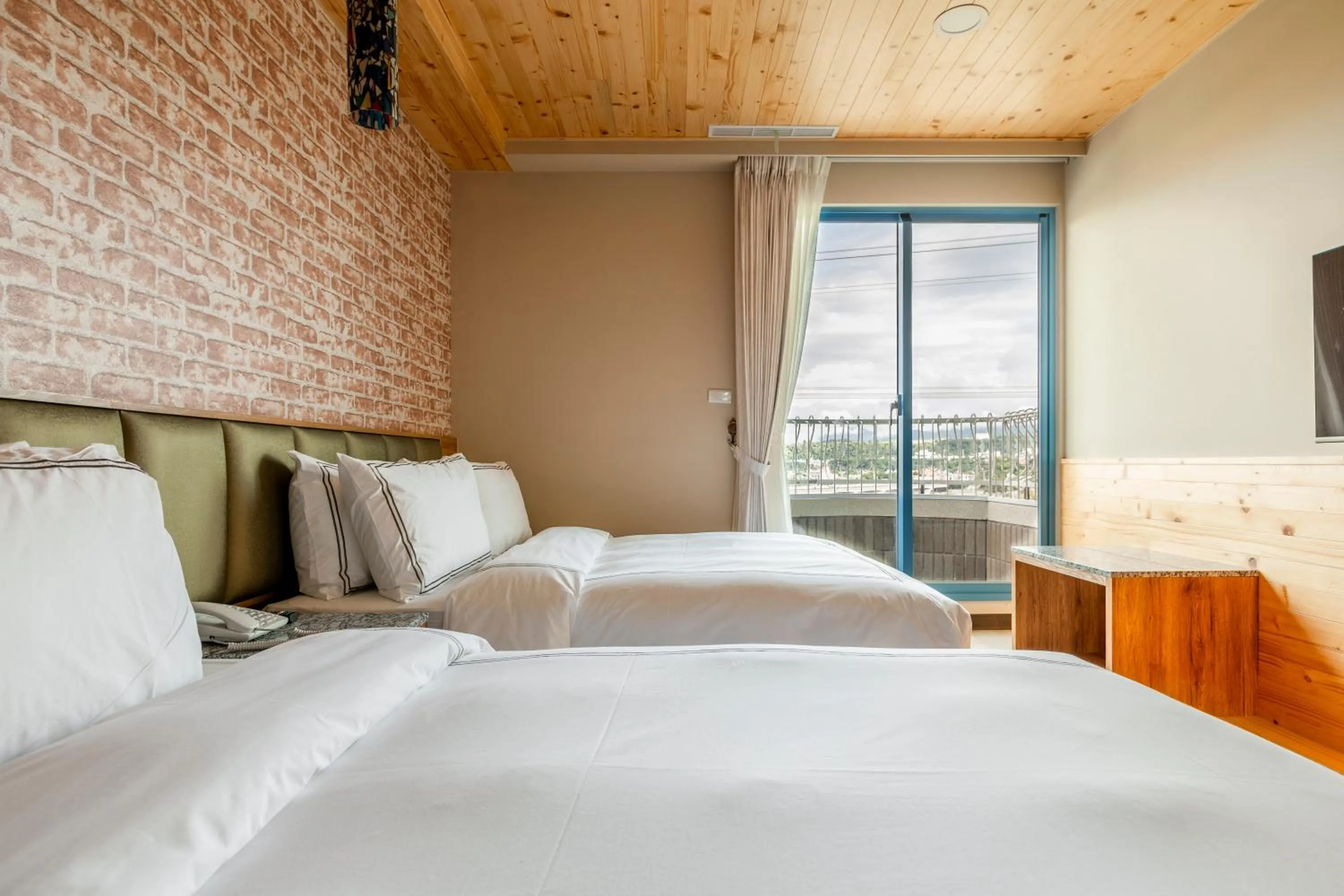 Photo of the whole room, Bed in San Chiao Hotel