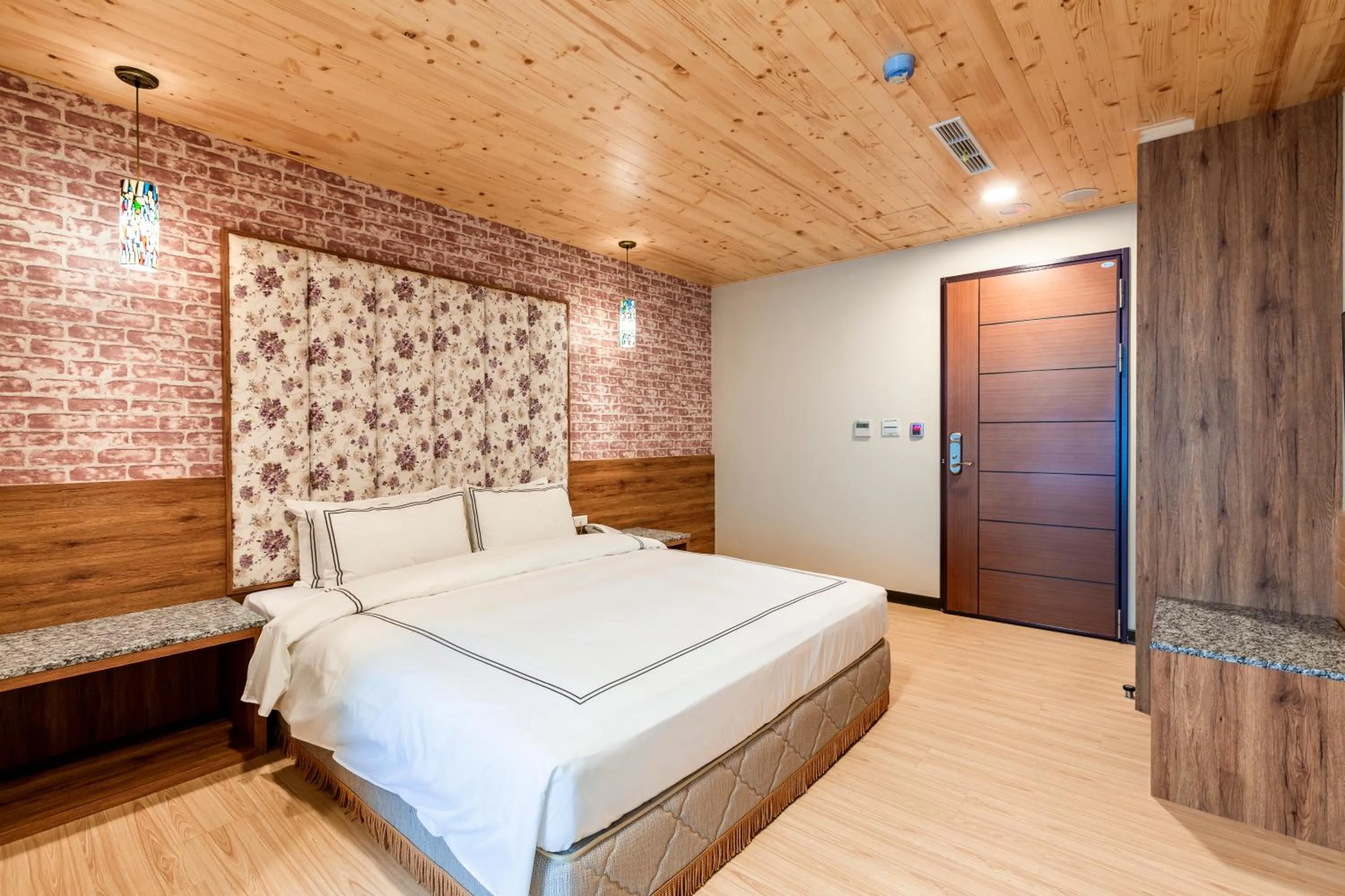 Photo of the whole room, Bed in San Chiao Hotel