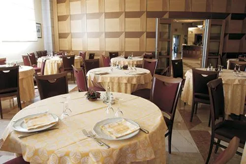 Restaurant/places to eat in Hotel Persico's