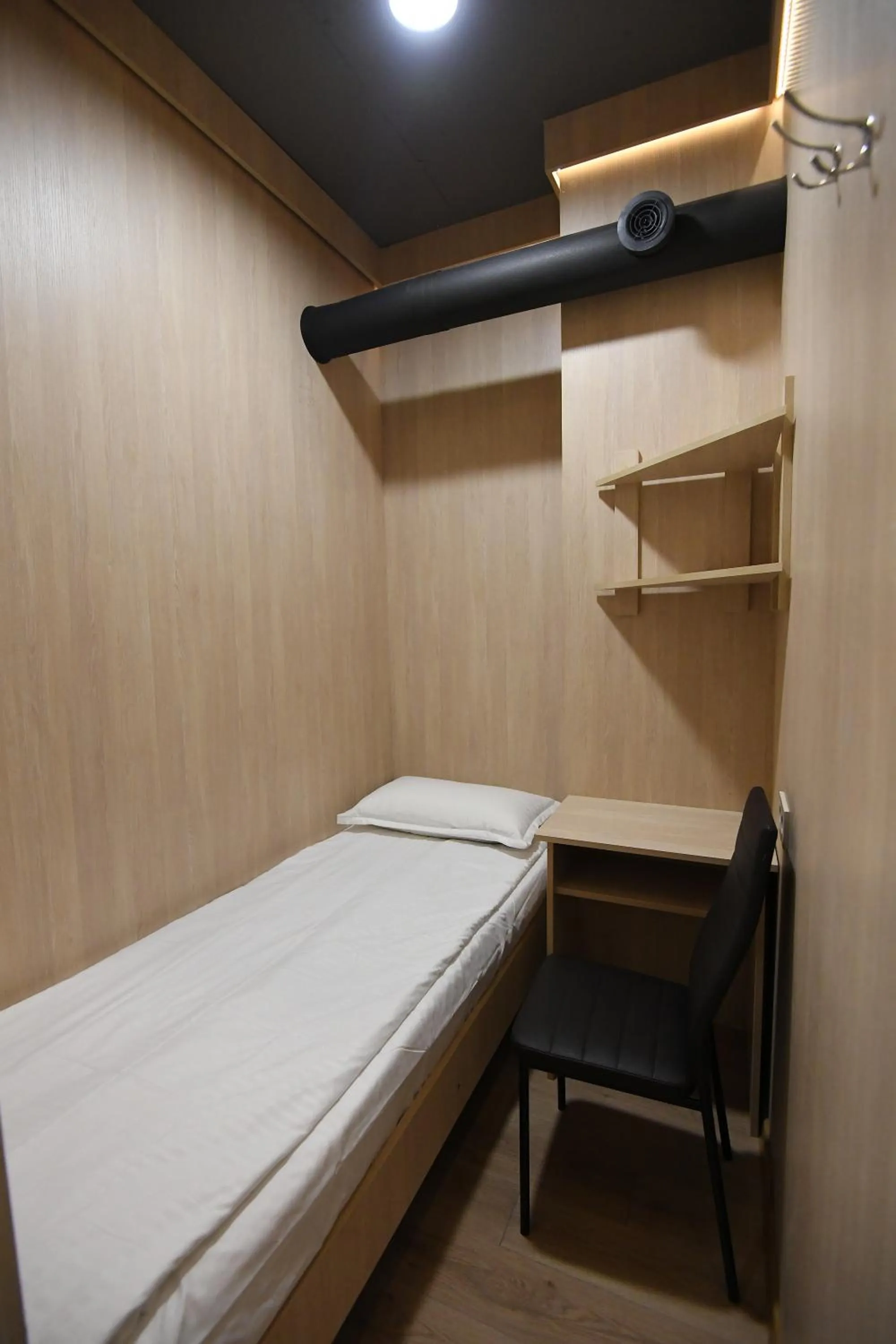 Photo of the whole room, Bed in CapsulePlus