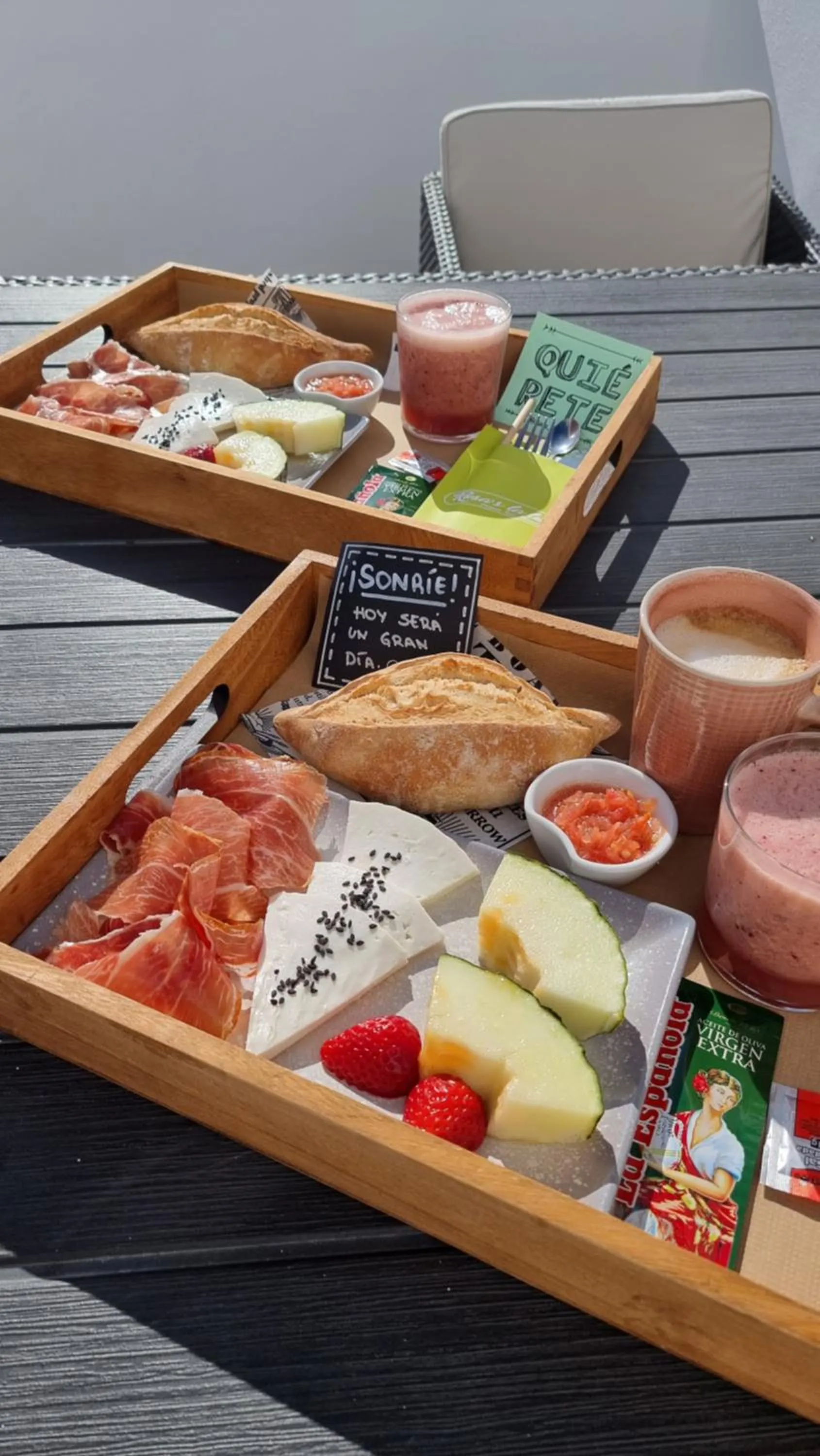 Food and drinks in Caléndula Beach 1ºLinea mar