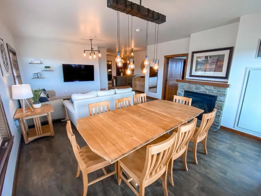 Living room in Remodeled Ski In-Out - 305 Soaring Eagle - Luxury!