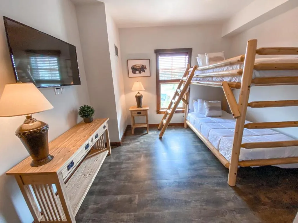 Bed in Remodeled Ski In-Out - 305 Soaring Eagle - Luxury!