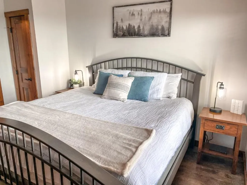 Bedroom, Bed in Remodeled Ski In-Out - 305 Soaring Eagle - Luxury!