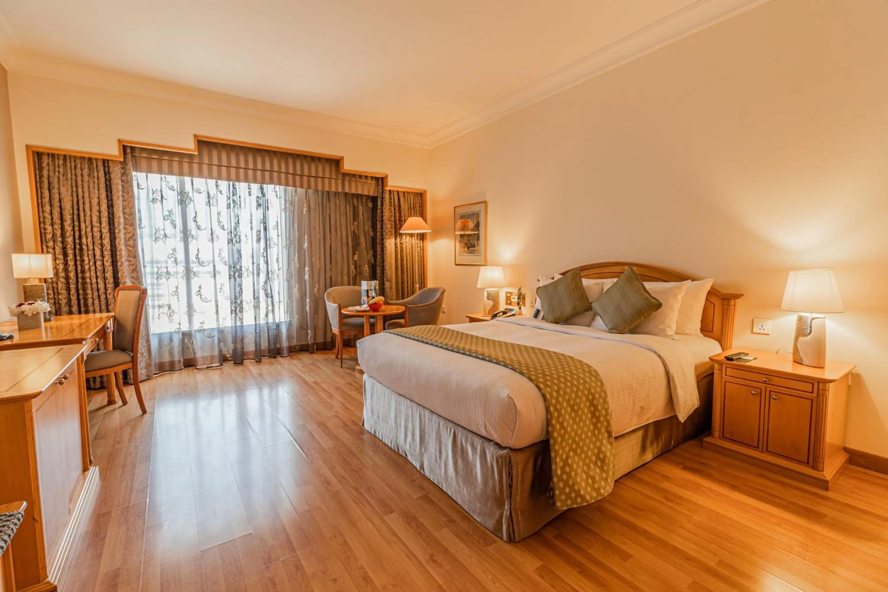 Dining area, Bed in Millennium Downtown