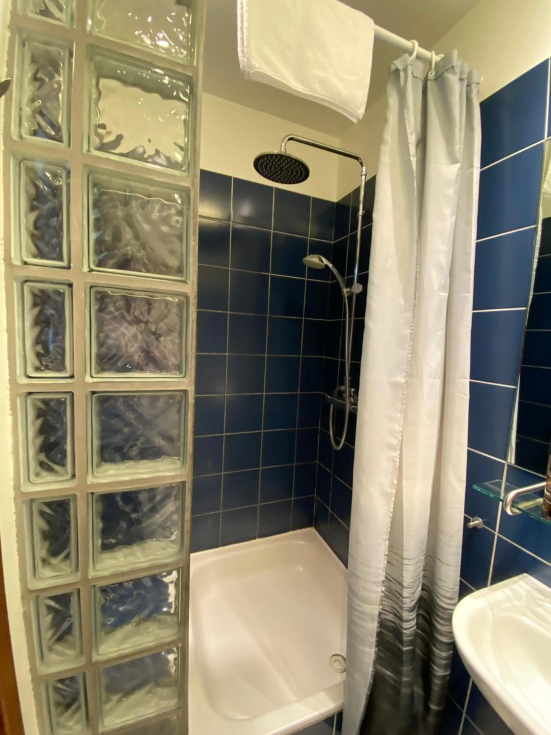 Shower in Day Dream Soleyjargata Rooms & Apartments